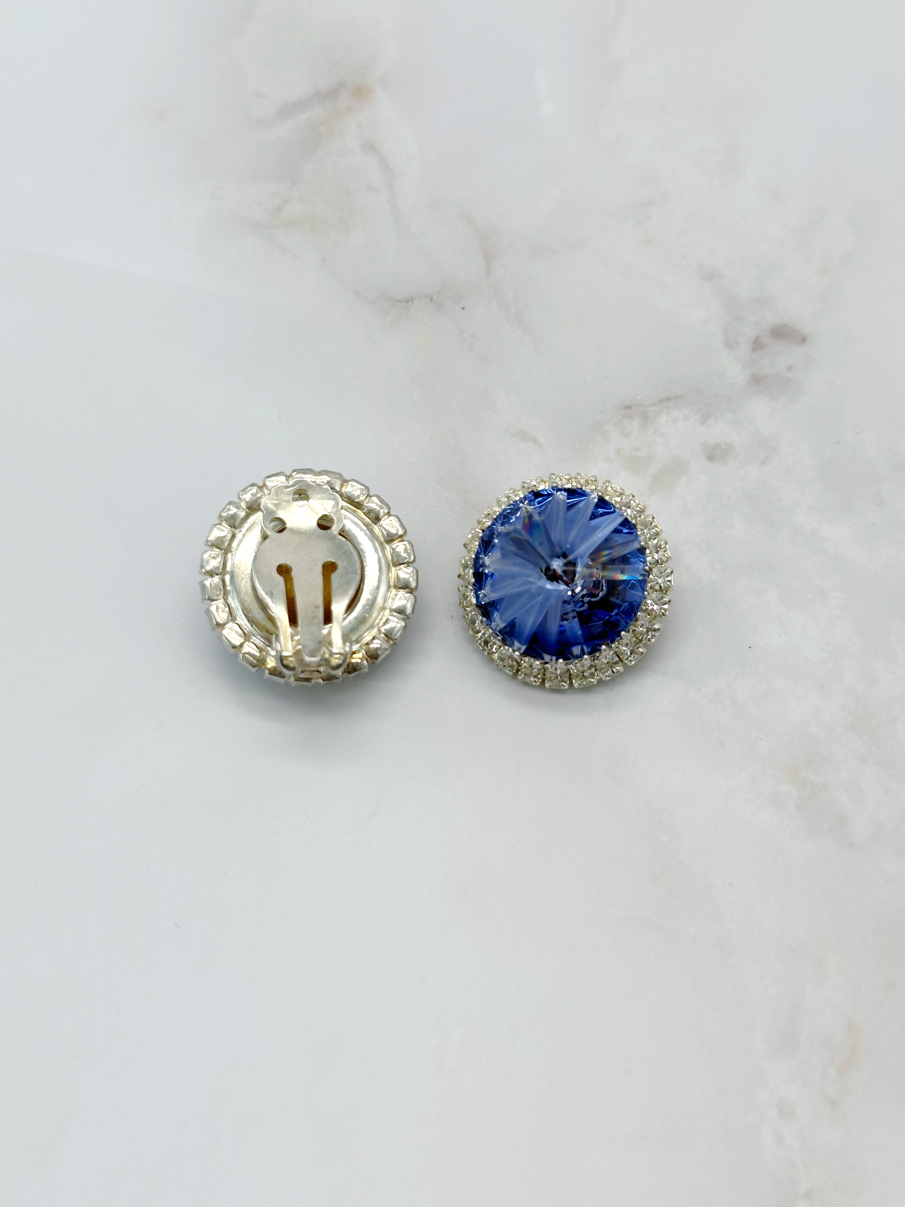 Runde Ohrclips mit eisblauem Glaskristall und Strass