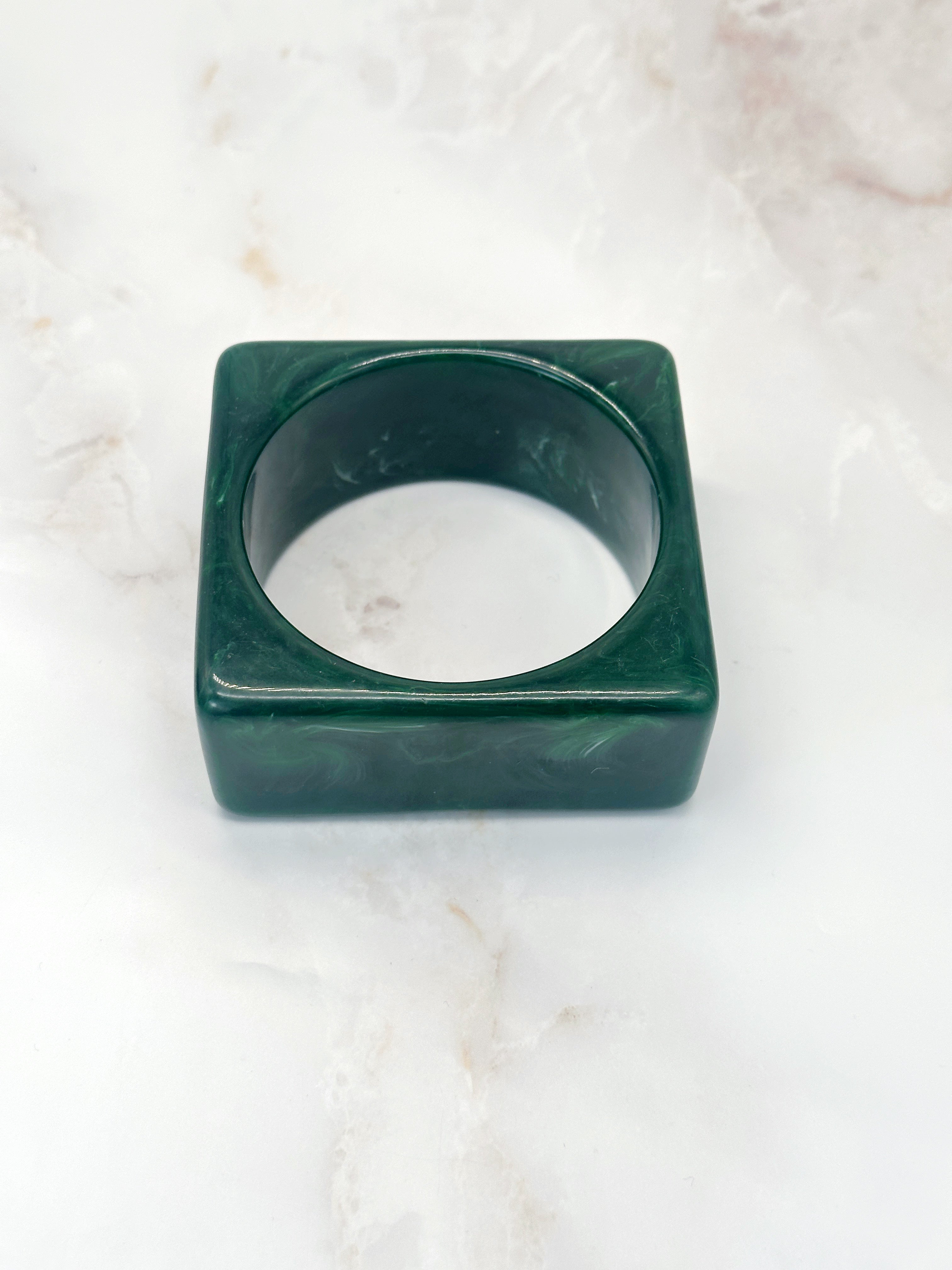 Eckiger Vintage Armreif aus Resin in Grün oder Weinrot