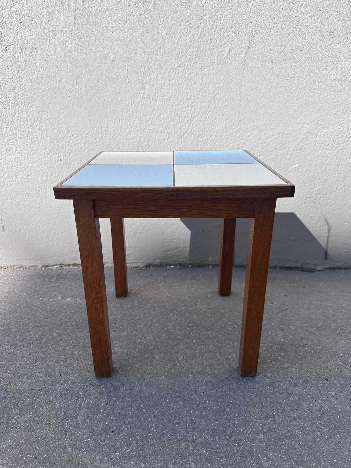 Vintage Fliesentisch / Blumenhocker in Blau und Weiß um 1950/60