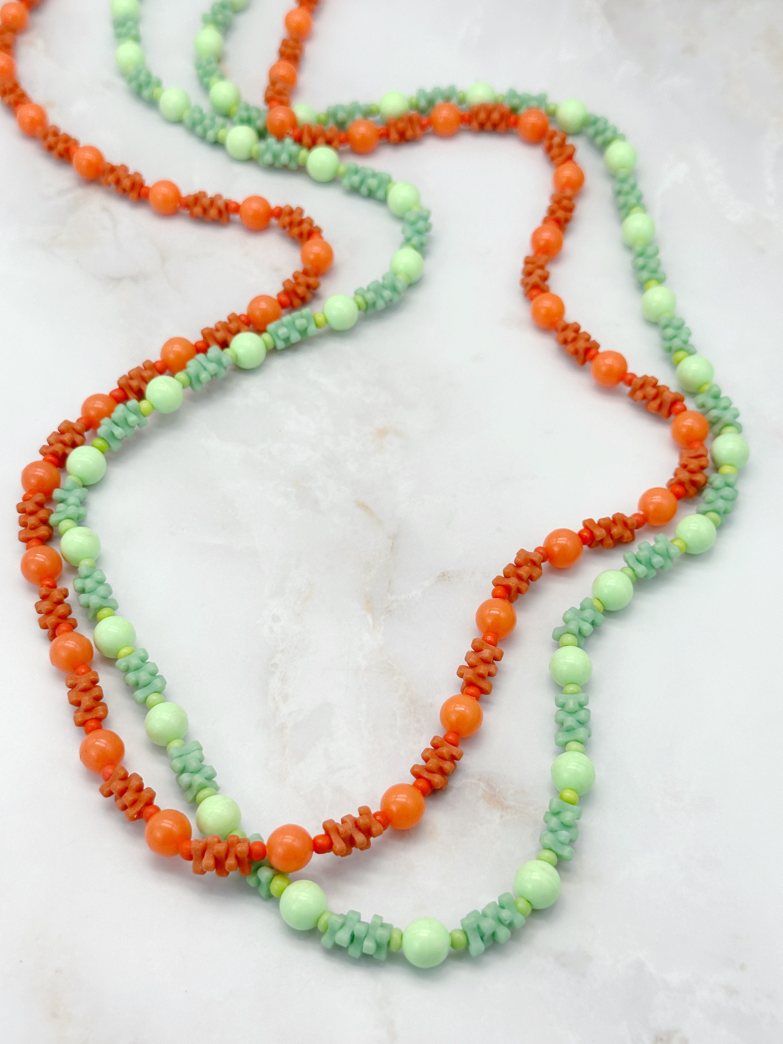 Lange Vintage Halskette mit Kugeln und Stäbchen in Orange oder Grün