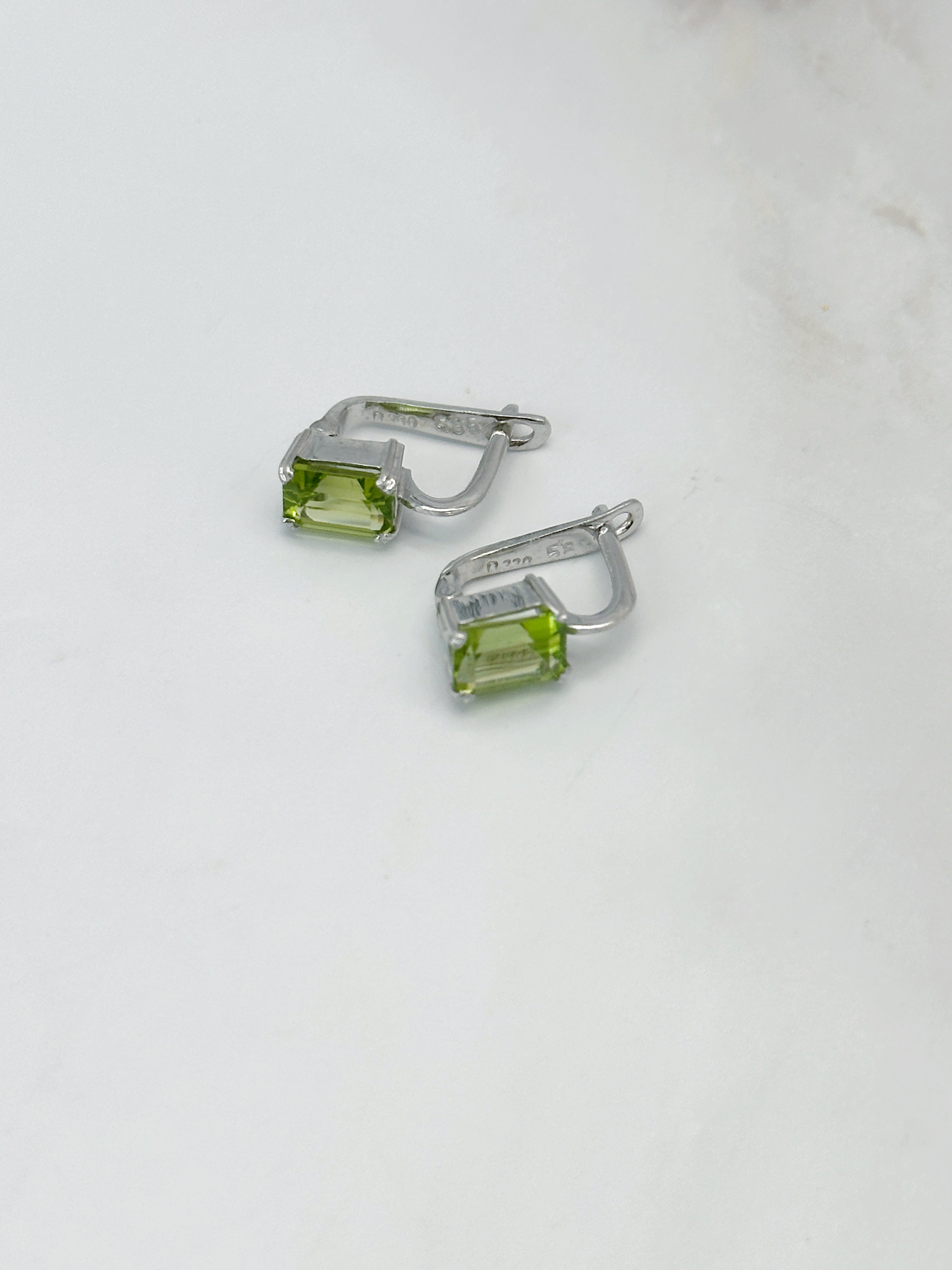 Elegante Ohrgehänge in 585 Weißgold mit leuchtendem Peridot