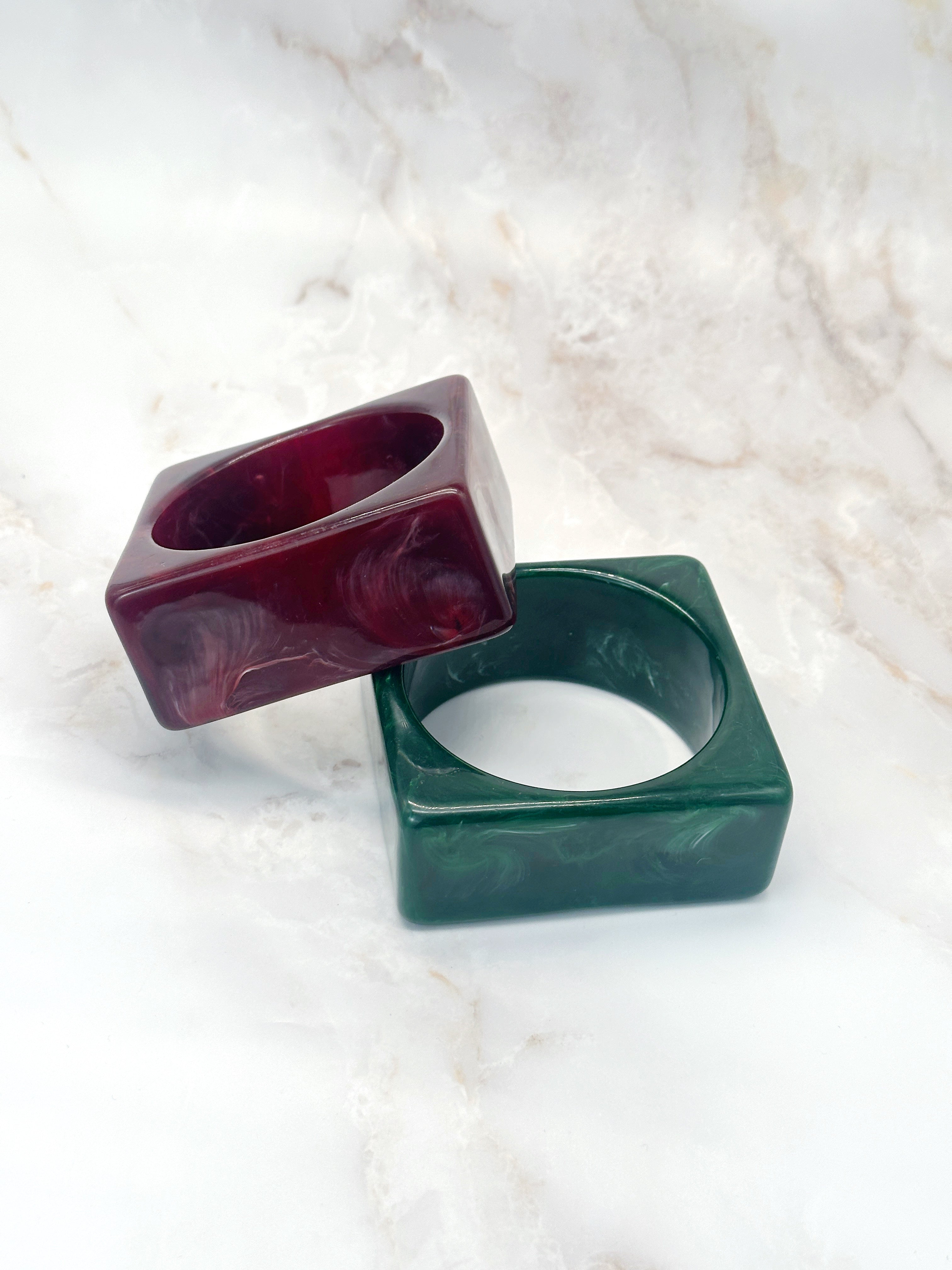 Eckiger Vintage Armreif aus Resin in Grün oder Weinrot