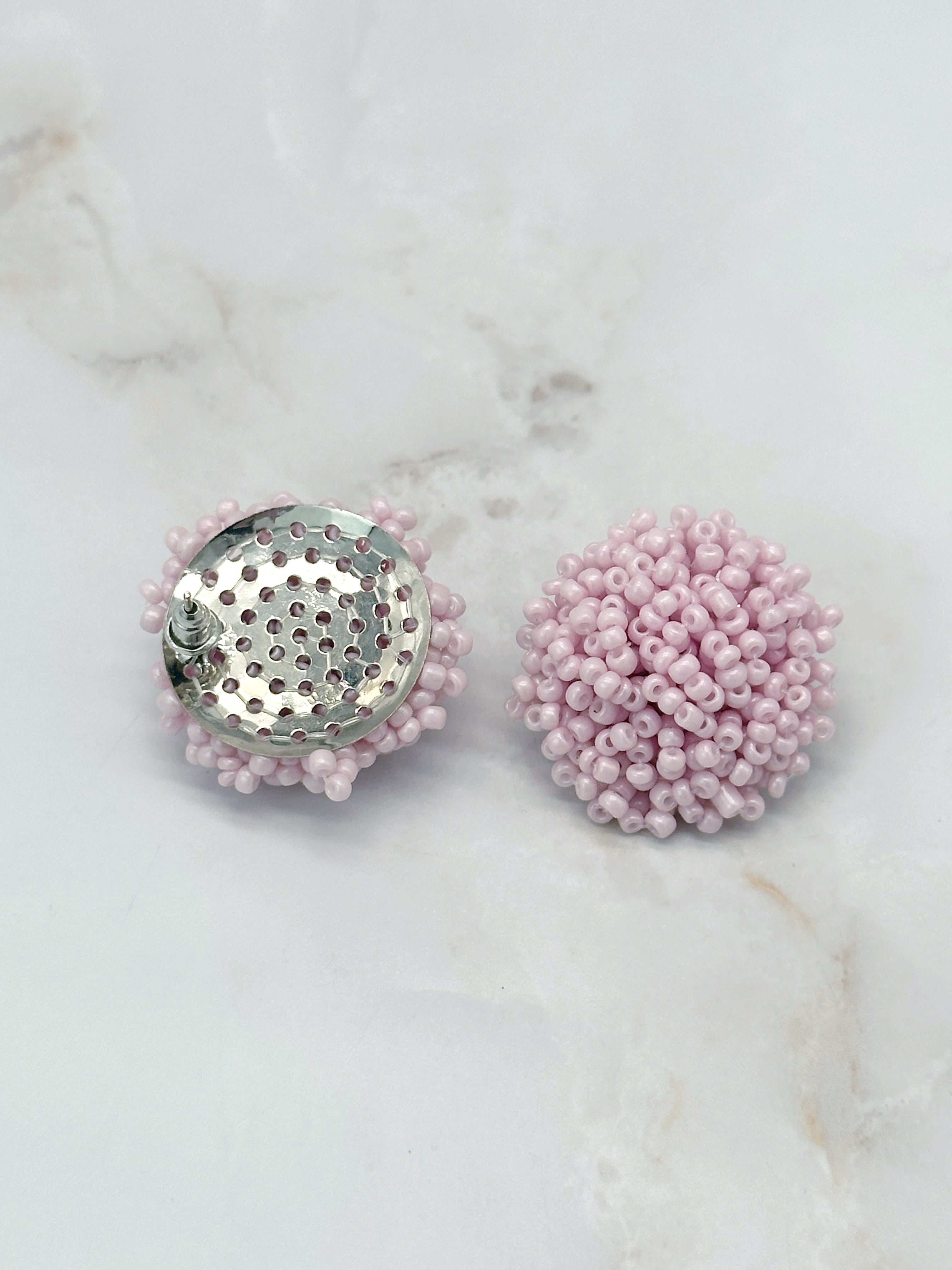 Ohrstecker mit kleinen rosa Perlchen