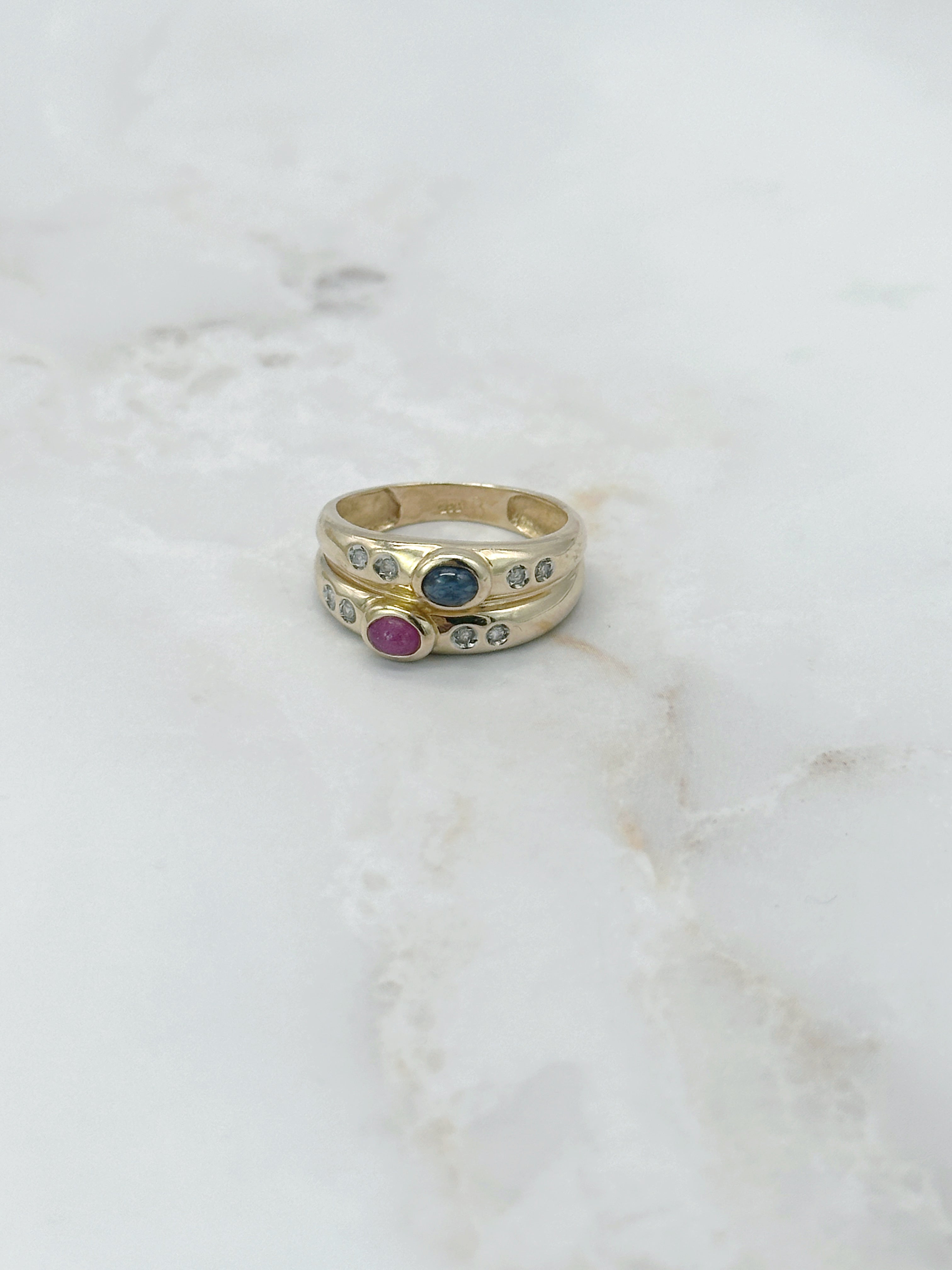 Doppelter Ring mit Rubin, Saphir und Diamanten