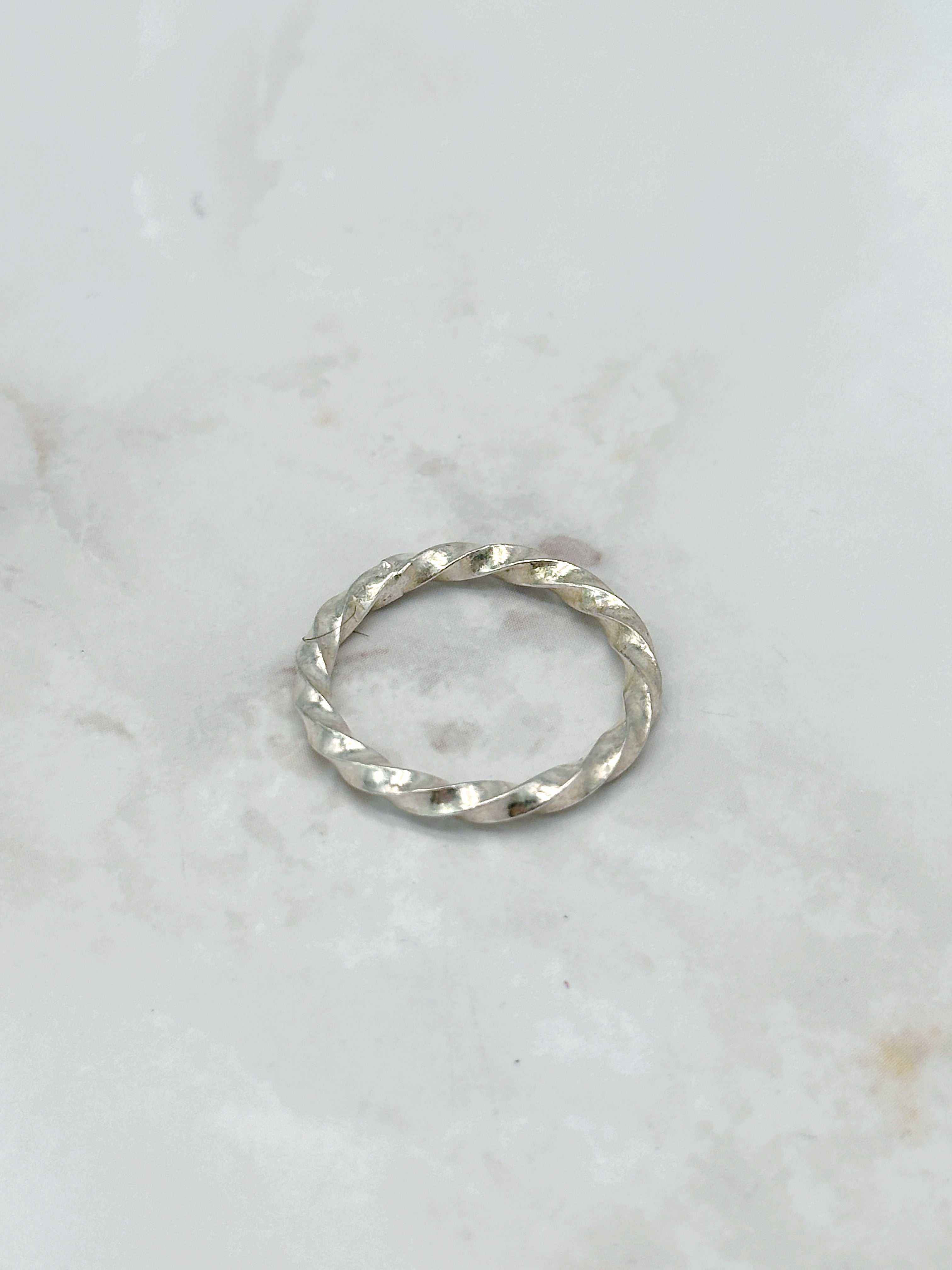 Vintage Ringe aus rhodiniertem Metall mit gedrehter Form