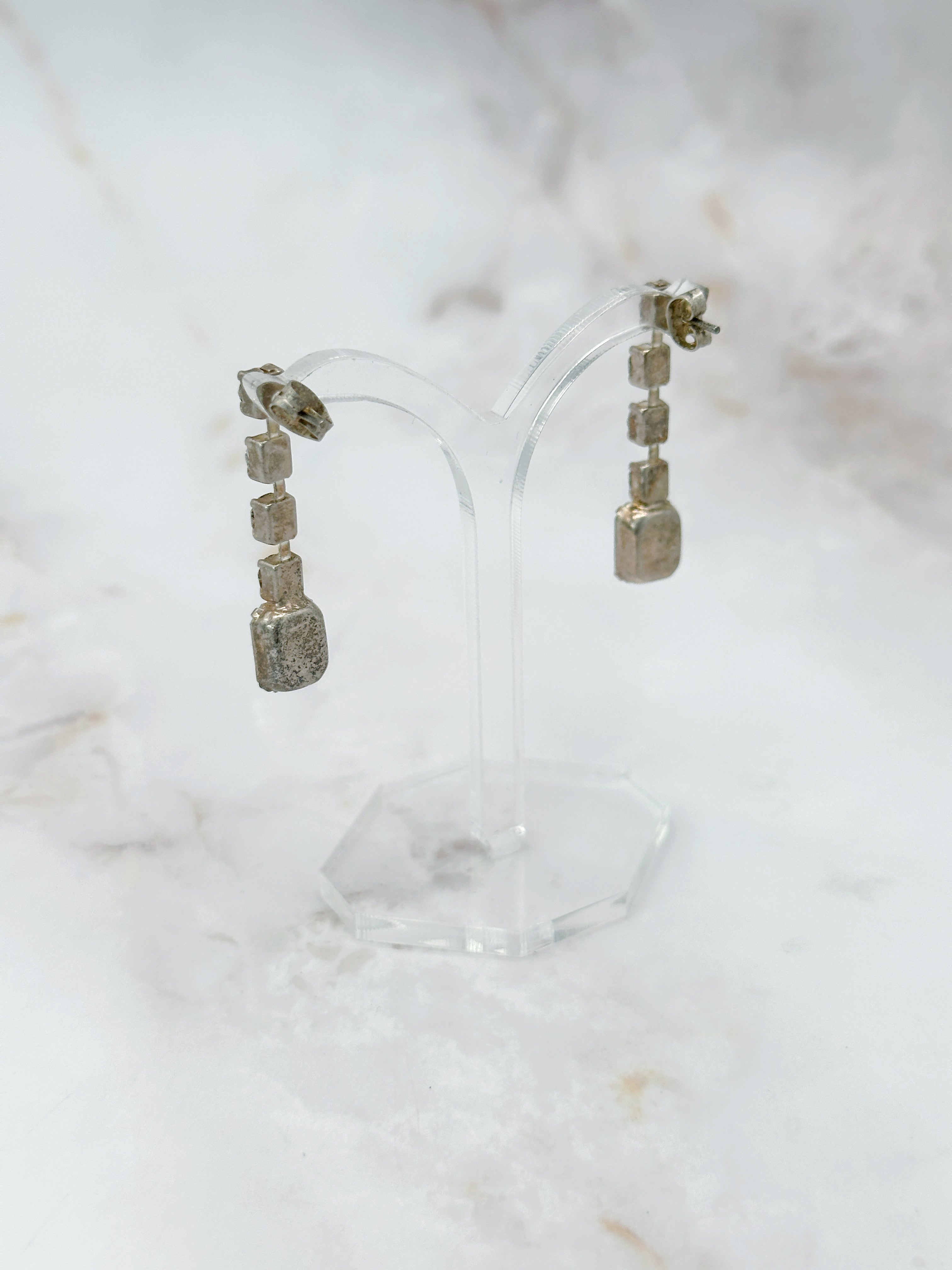 Strass Ohrstecker im Verlauf mit großem Stein im Smaragdschliff