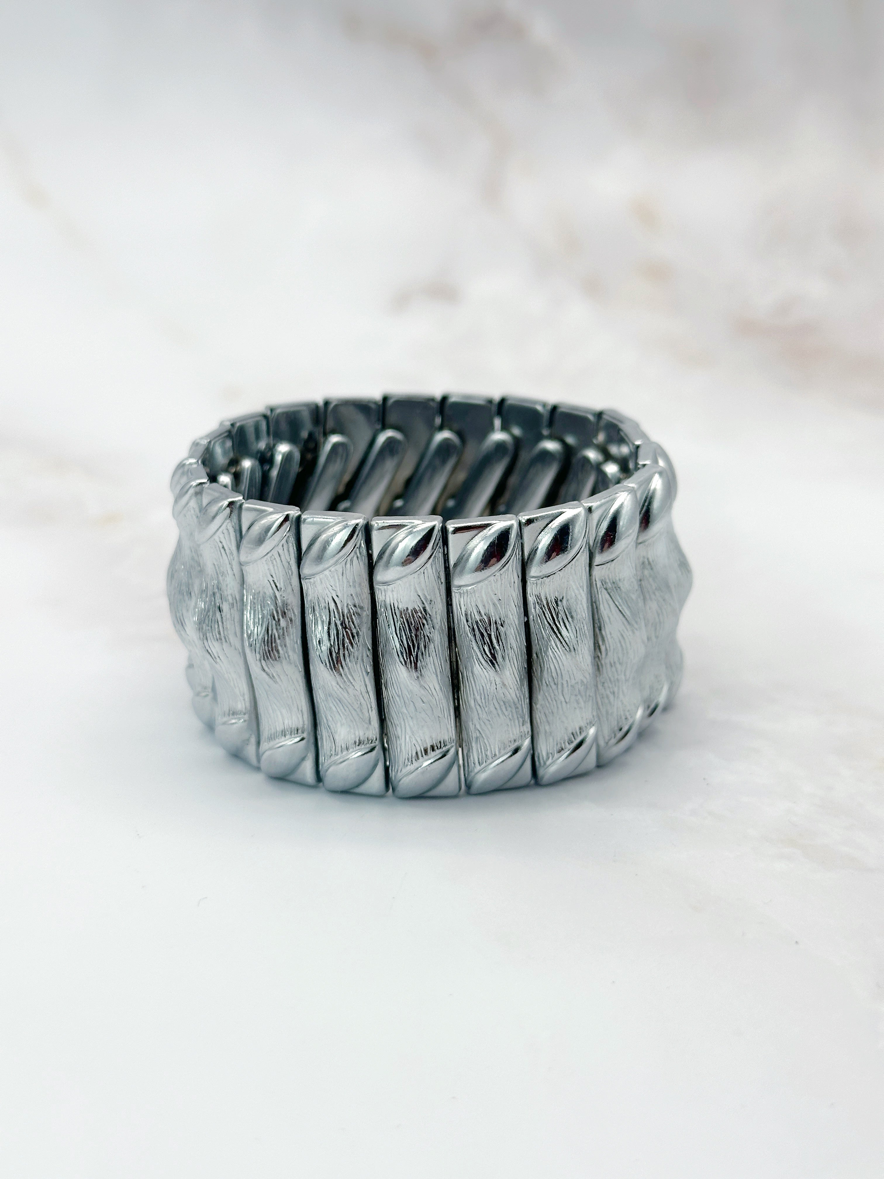 Silberfarbenes Vintage Armband flexibel im Bambus-Design