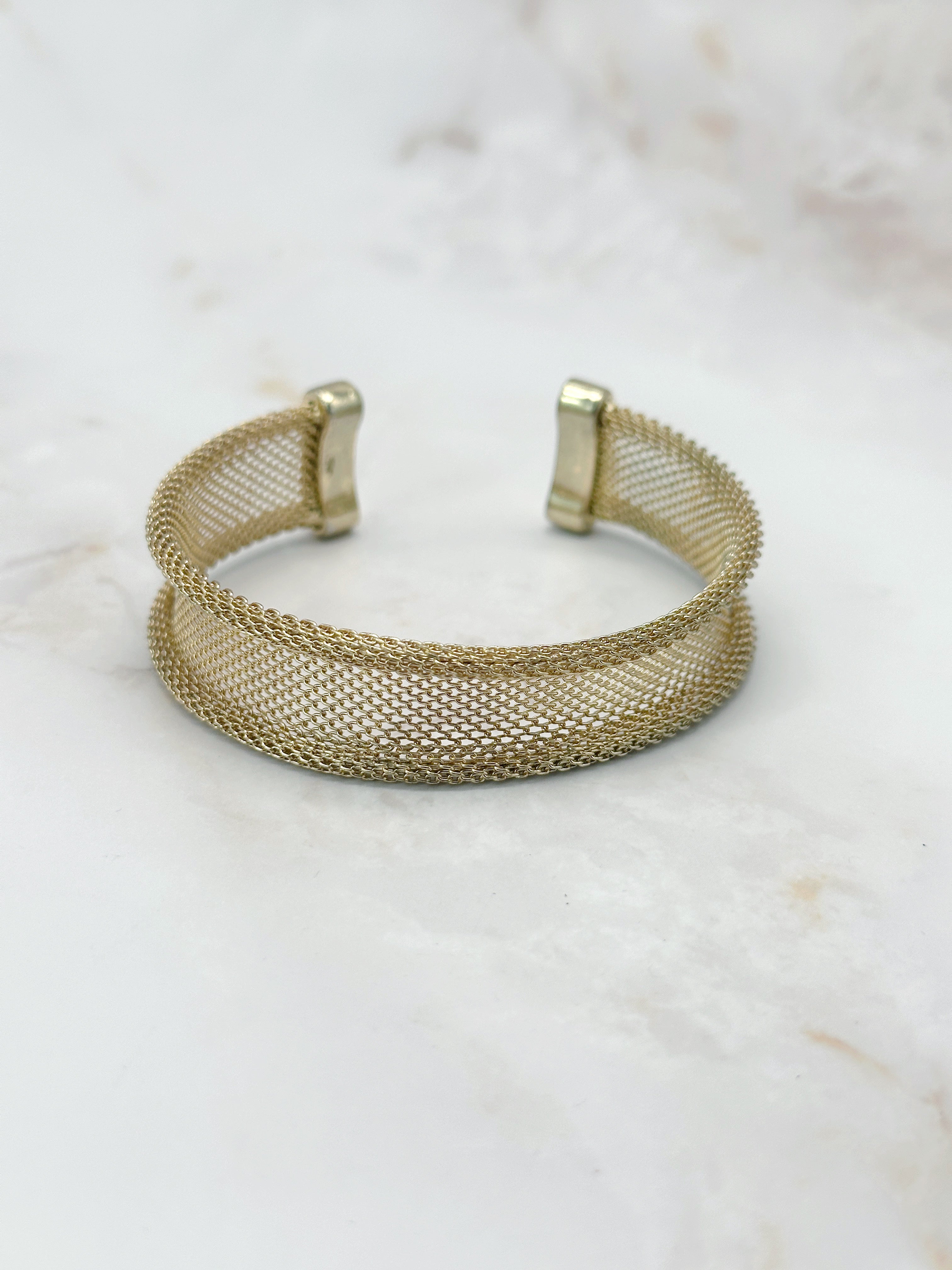 Vergoldete Armspange in feiner Mesh-Optik