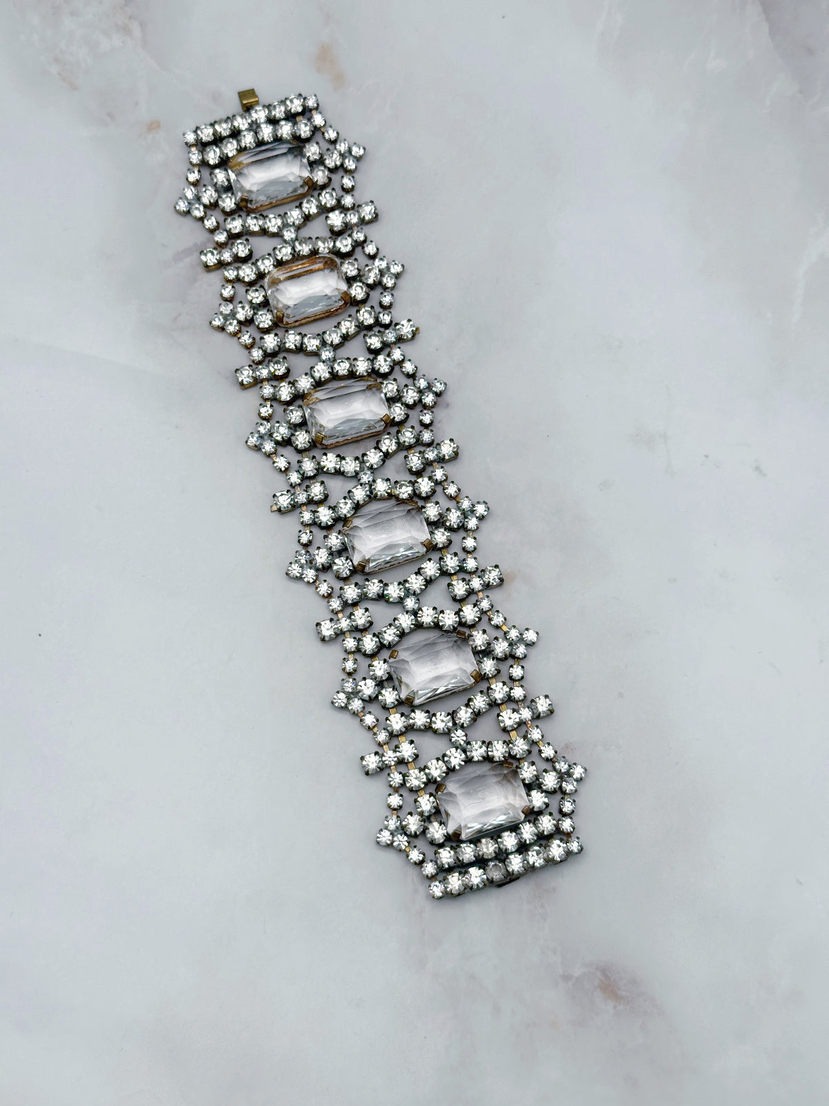 Breites Gablonzer Statement-Armband mit eckigen Glaskristallen