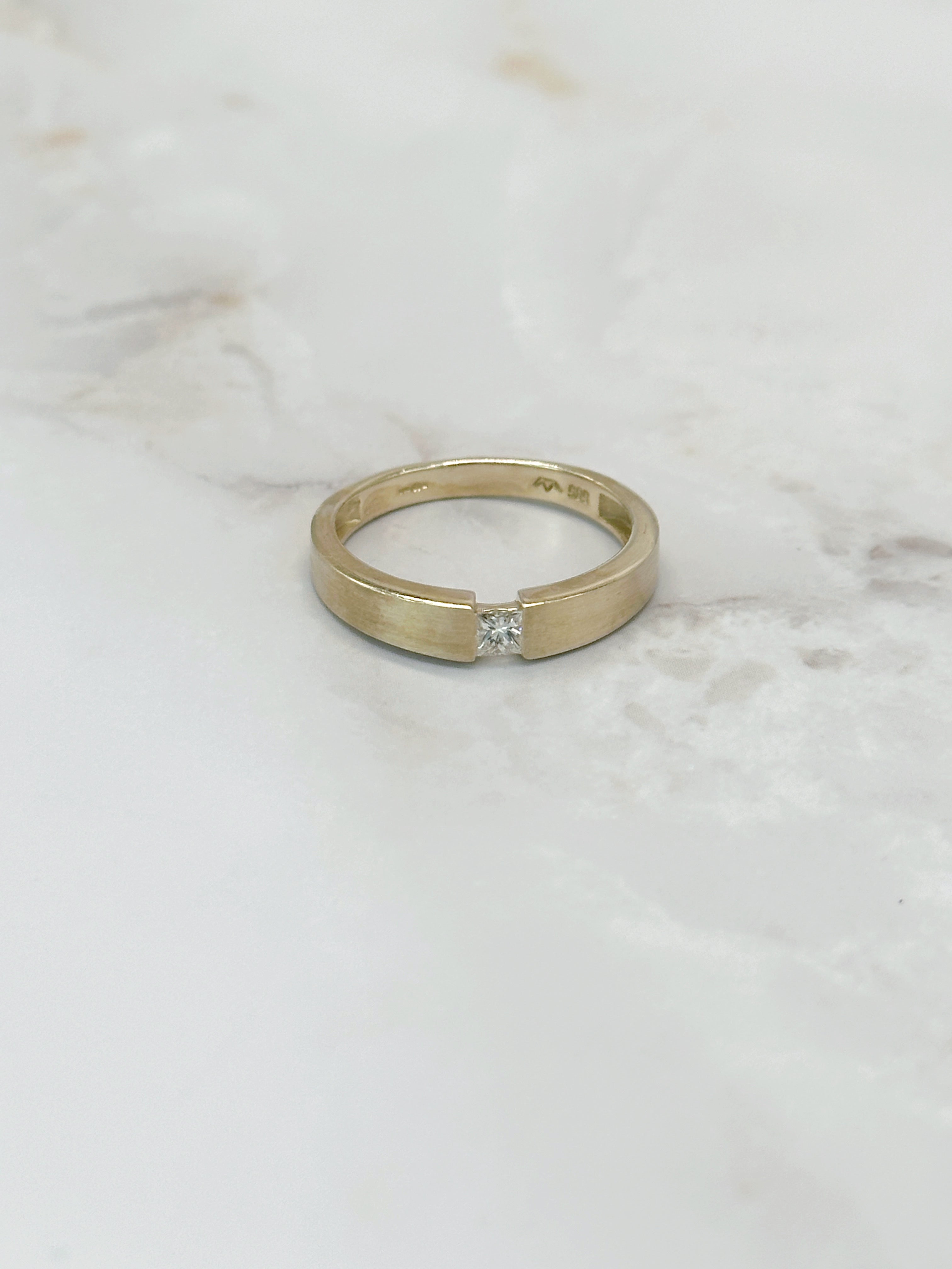 Moderner Solitär Ring mit eckigem Diamant Princess Cut