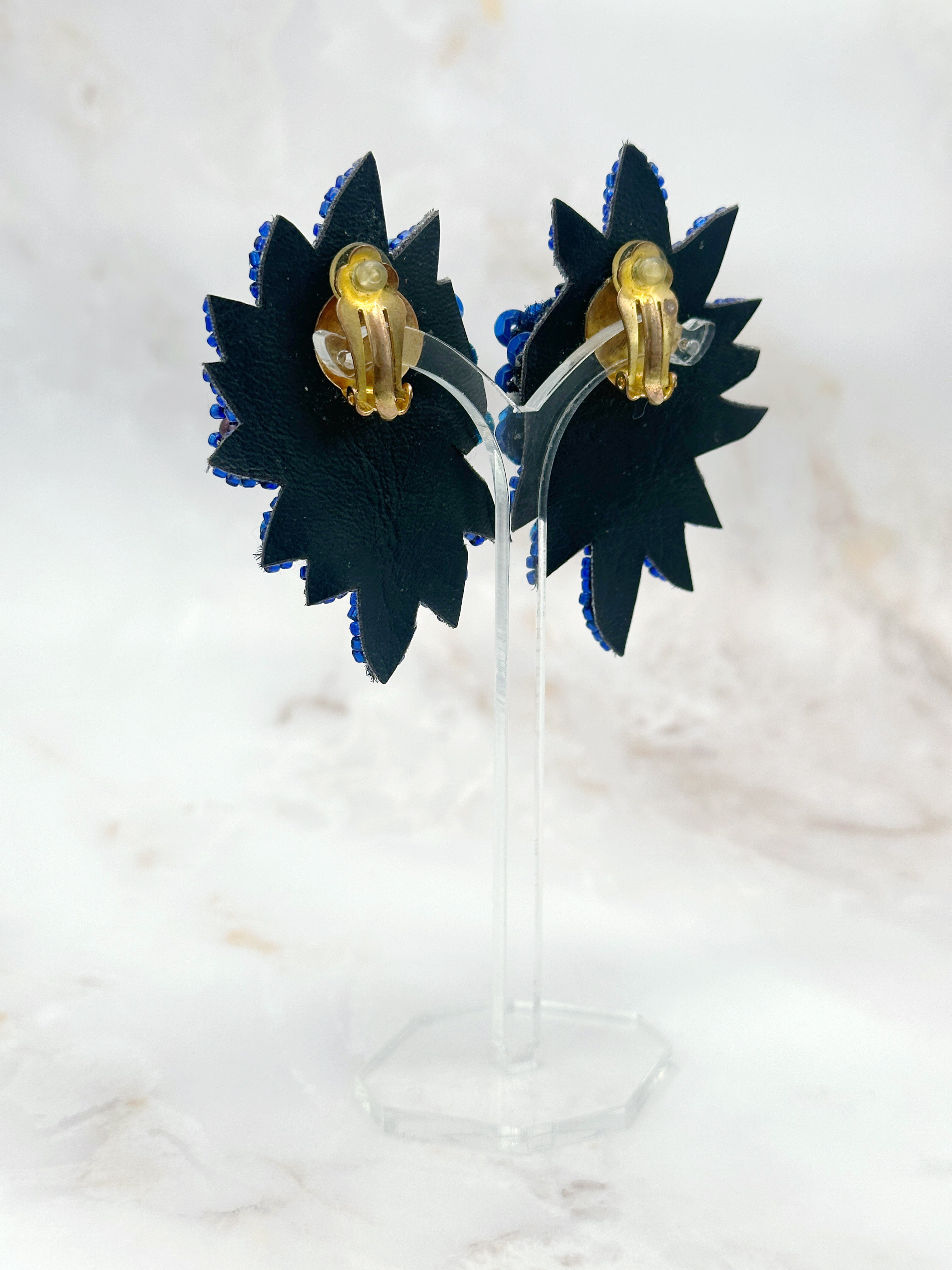 Vintage Statement Ohrclips mit blitzblauen Pailletten & Glasperlen