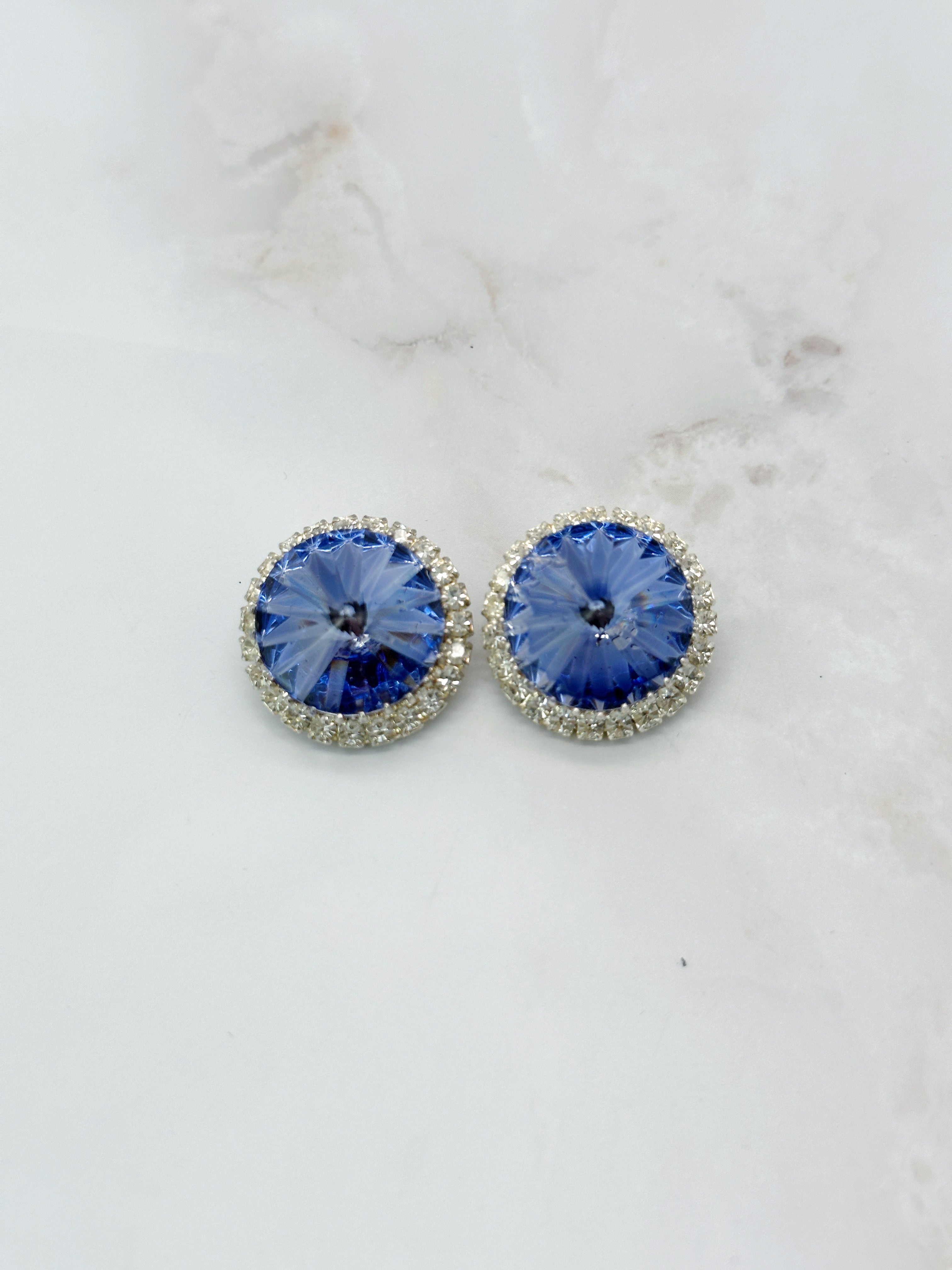 Runde Ohrclips mit eisblauem Glaskristall und Strass