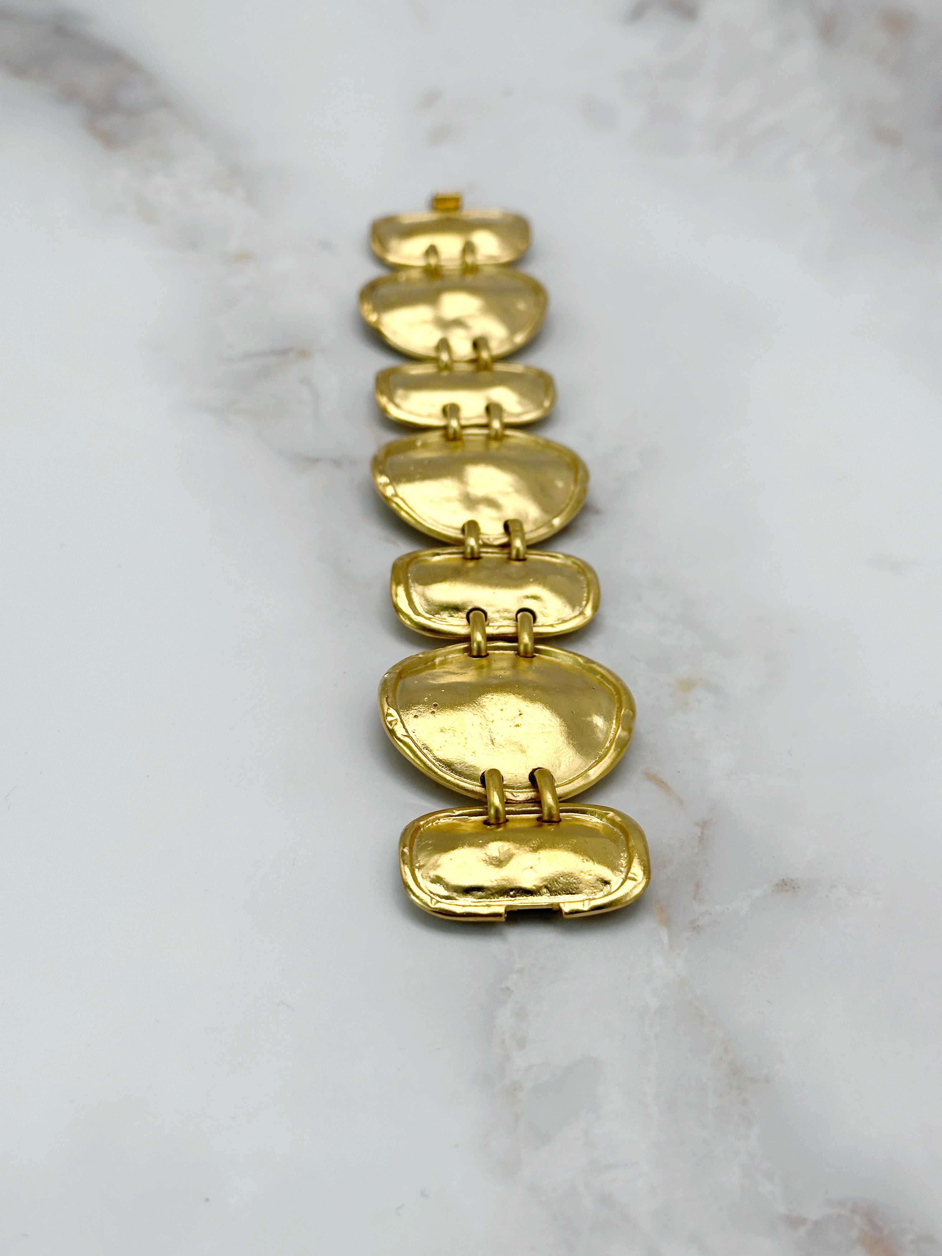 Signiertes Vintage Armband im griechischen Stil aus mattem Gold