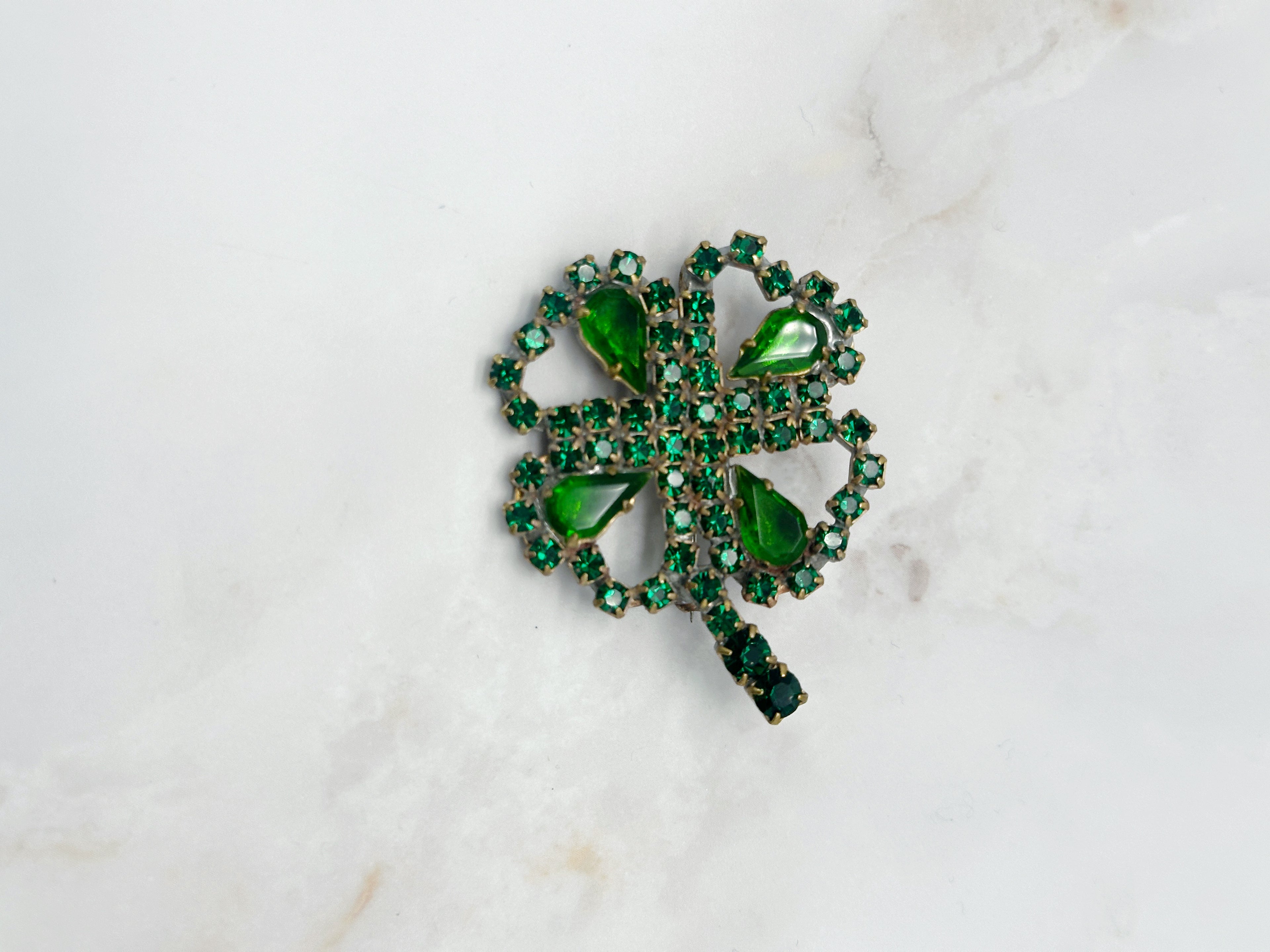 Funkelnde Gablonzer Brosche Kleeblatt Hellgrün