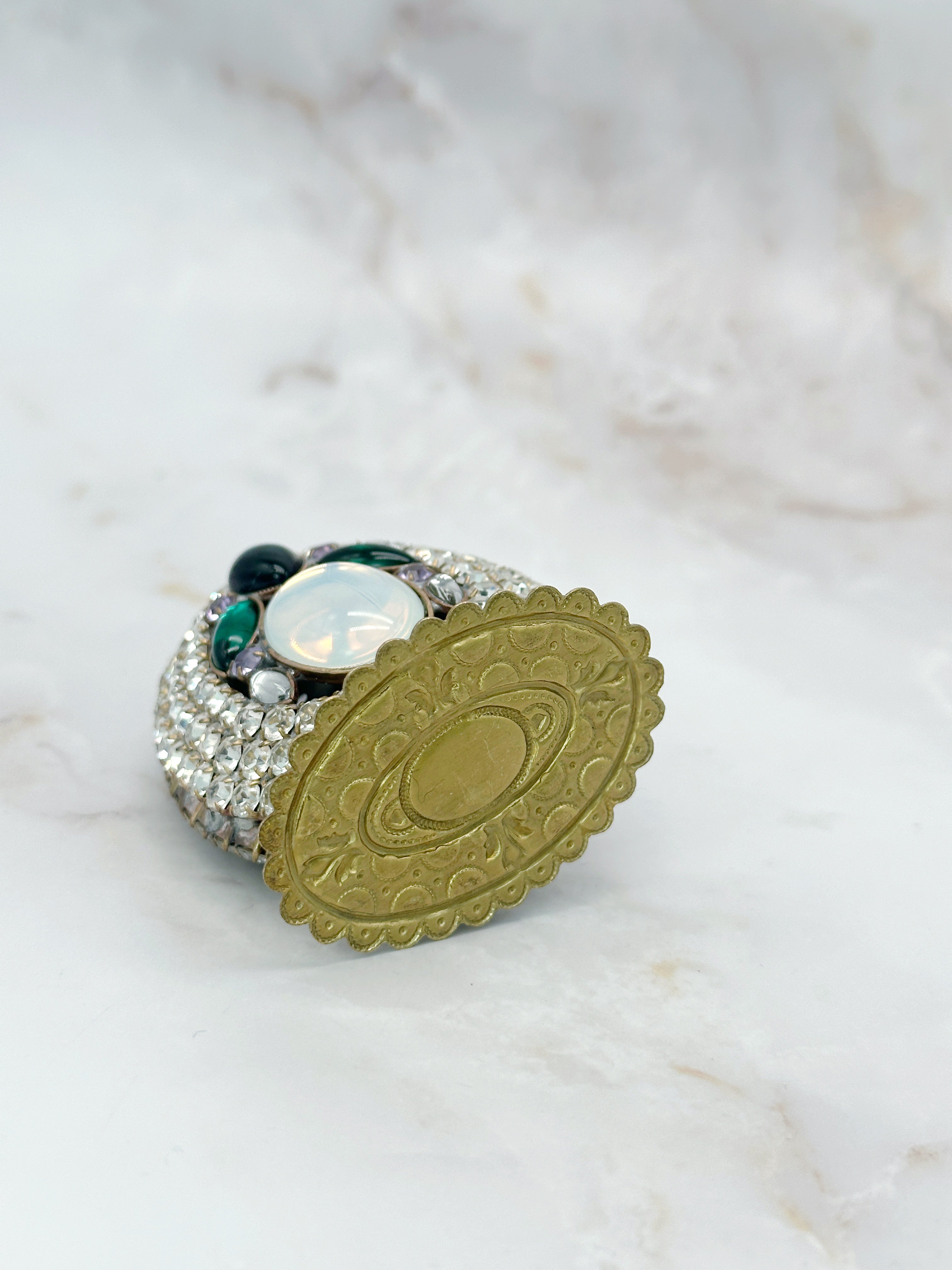 Seltenes rundum verziertes Gablonzer Osterei mit Standfuß