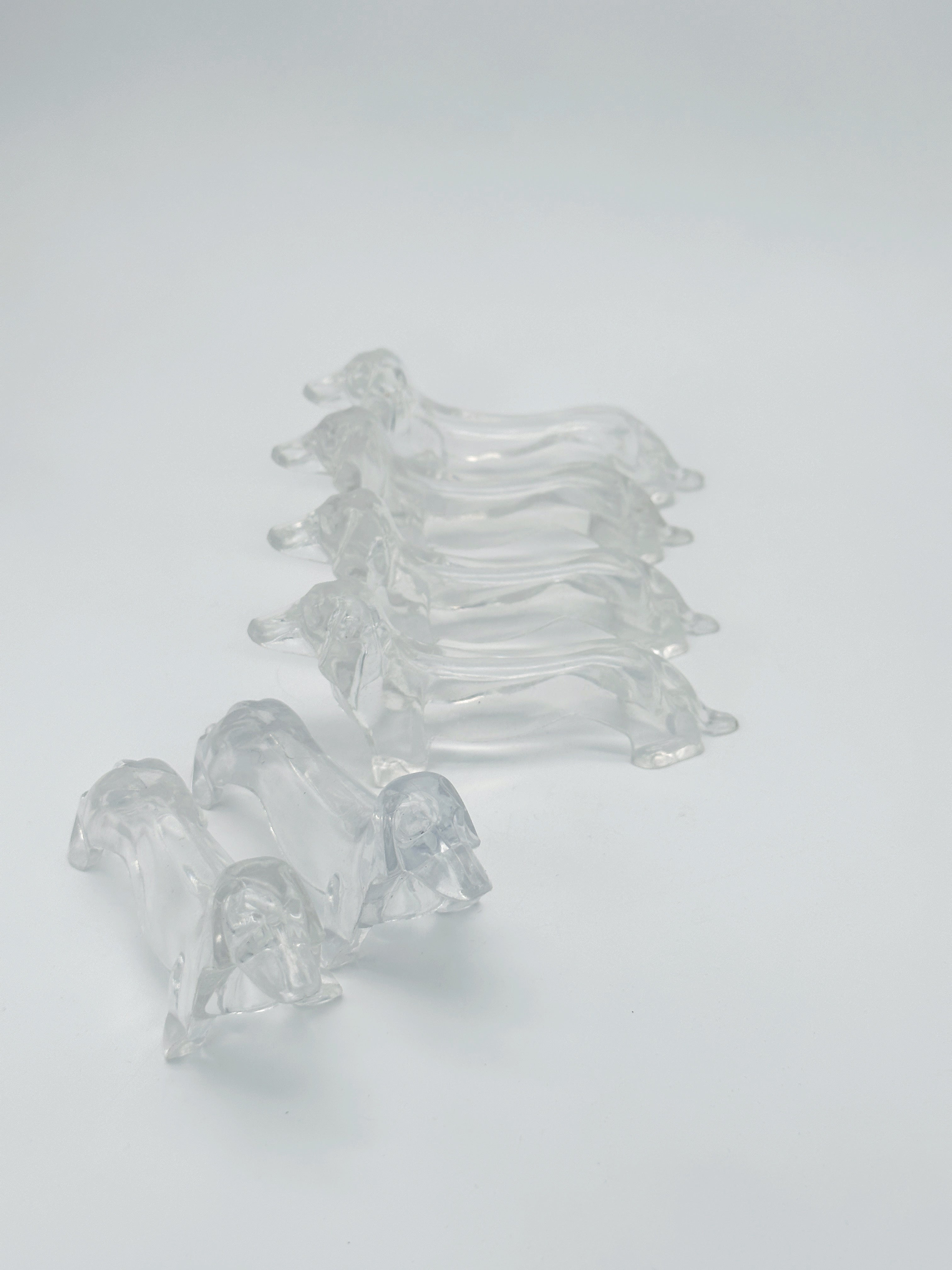 6 Messerbänkchen mit Dackelmotiv aus Plexiglas um 1960/70