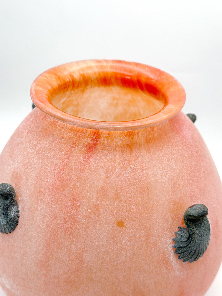 Ausgefallene Vase aus orangem Eisglas mit schwarzen Elementen