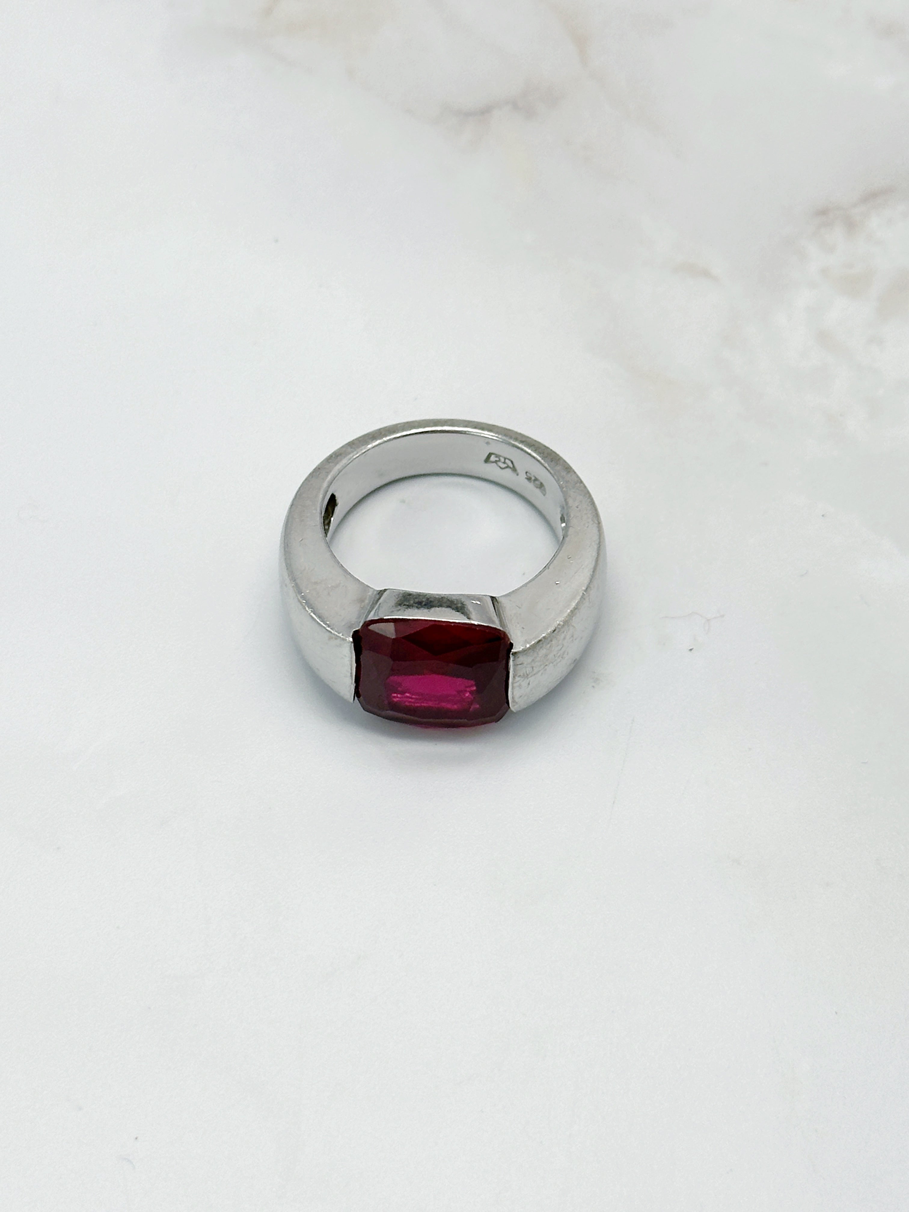 Silberring mit Rubinrotem Glasstein Eckig