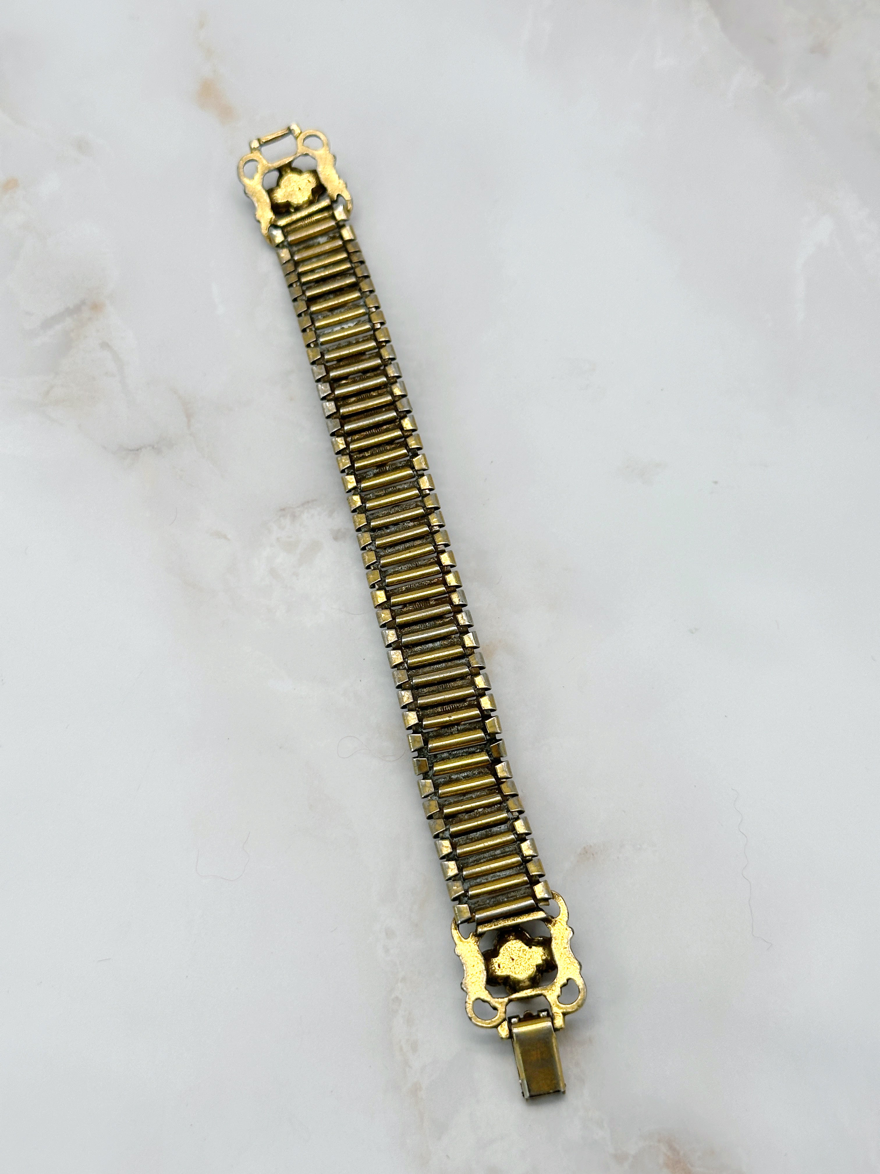 Ausgefallenes Vintage Armband der 50er Jahre vergoldet mit lila & blauem Strass