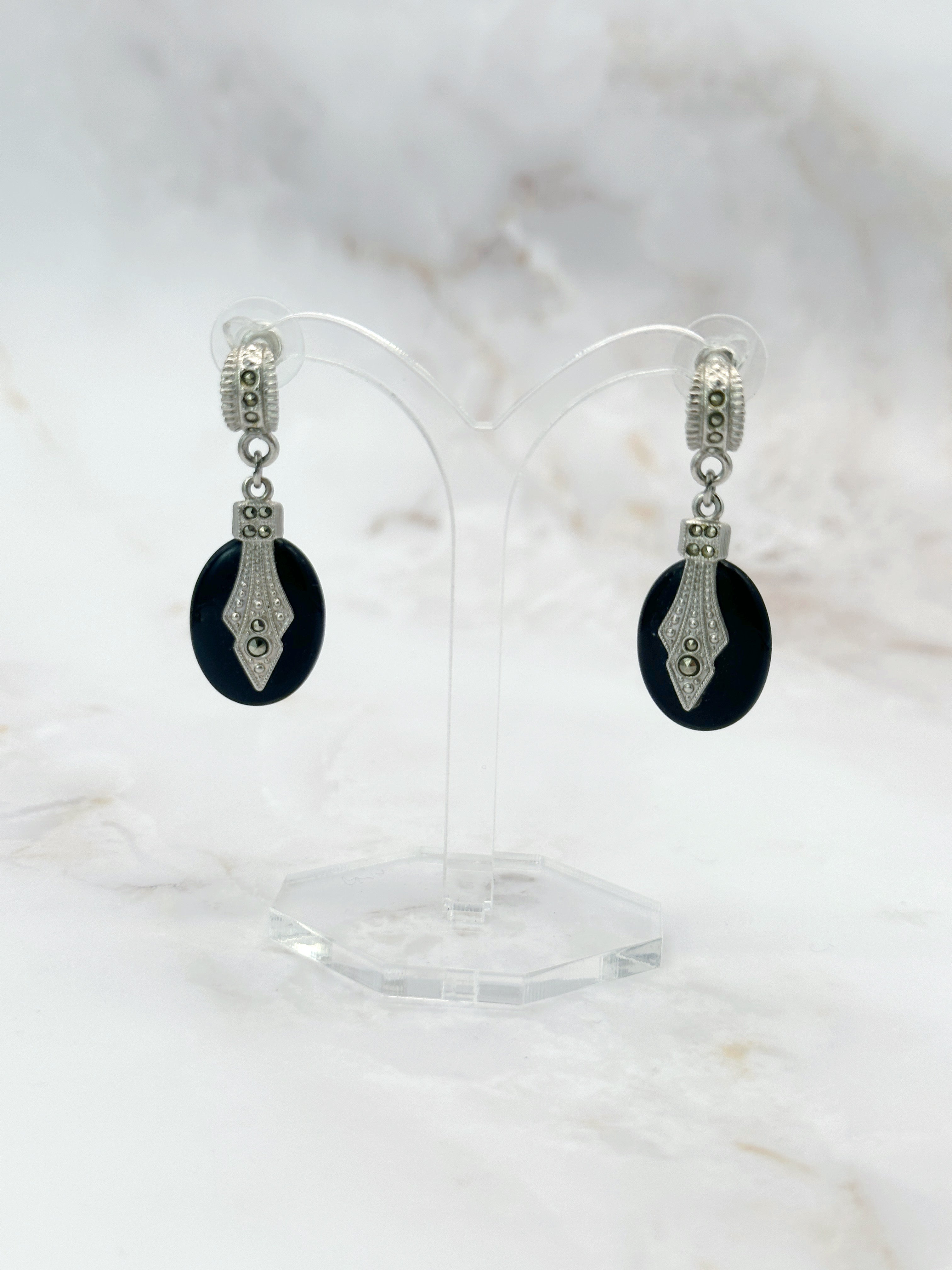 Elegante Art Déco Ohrstecker mit Onyx und Markasit