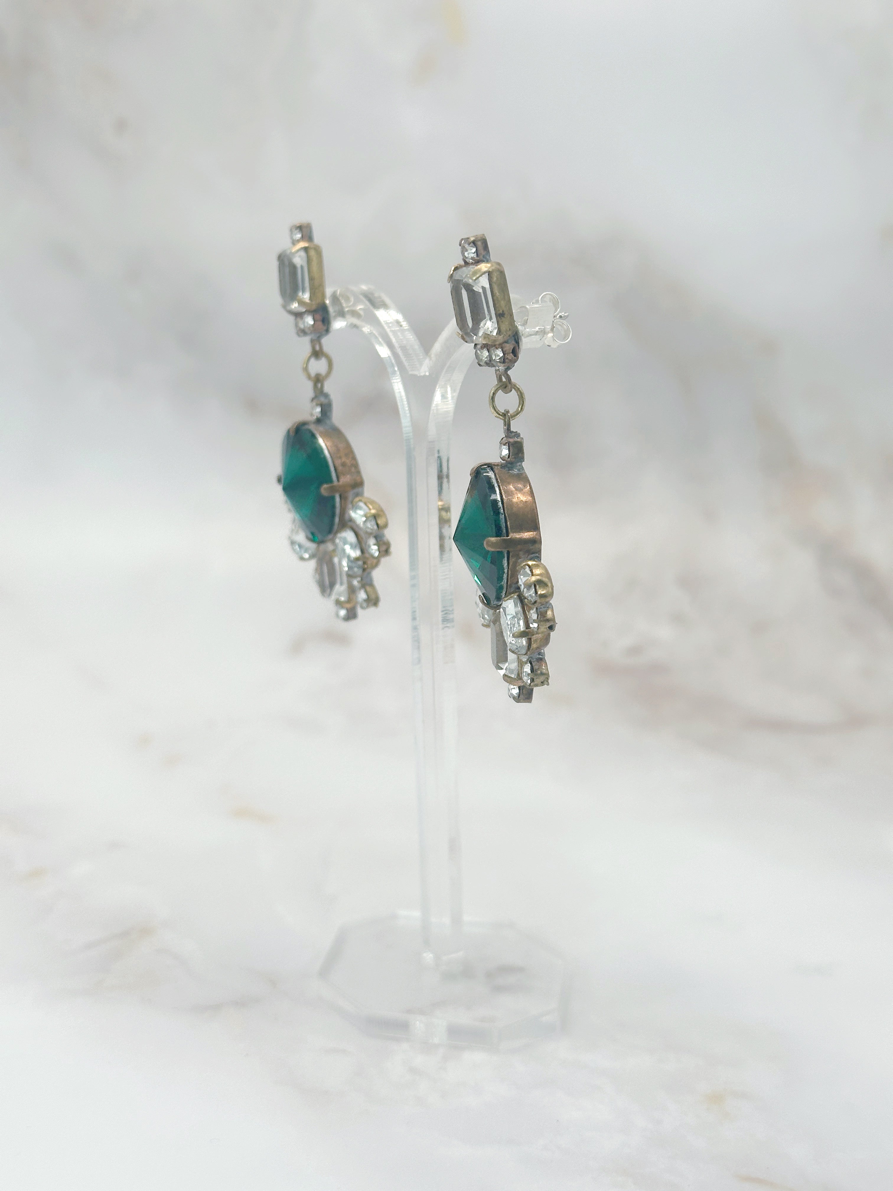 Elegante Kristall Ohrhänger mit grünem Stein