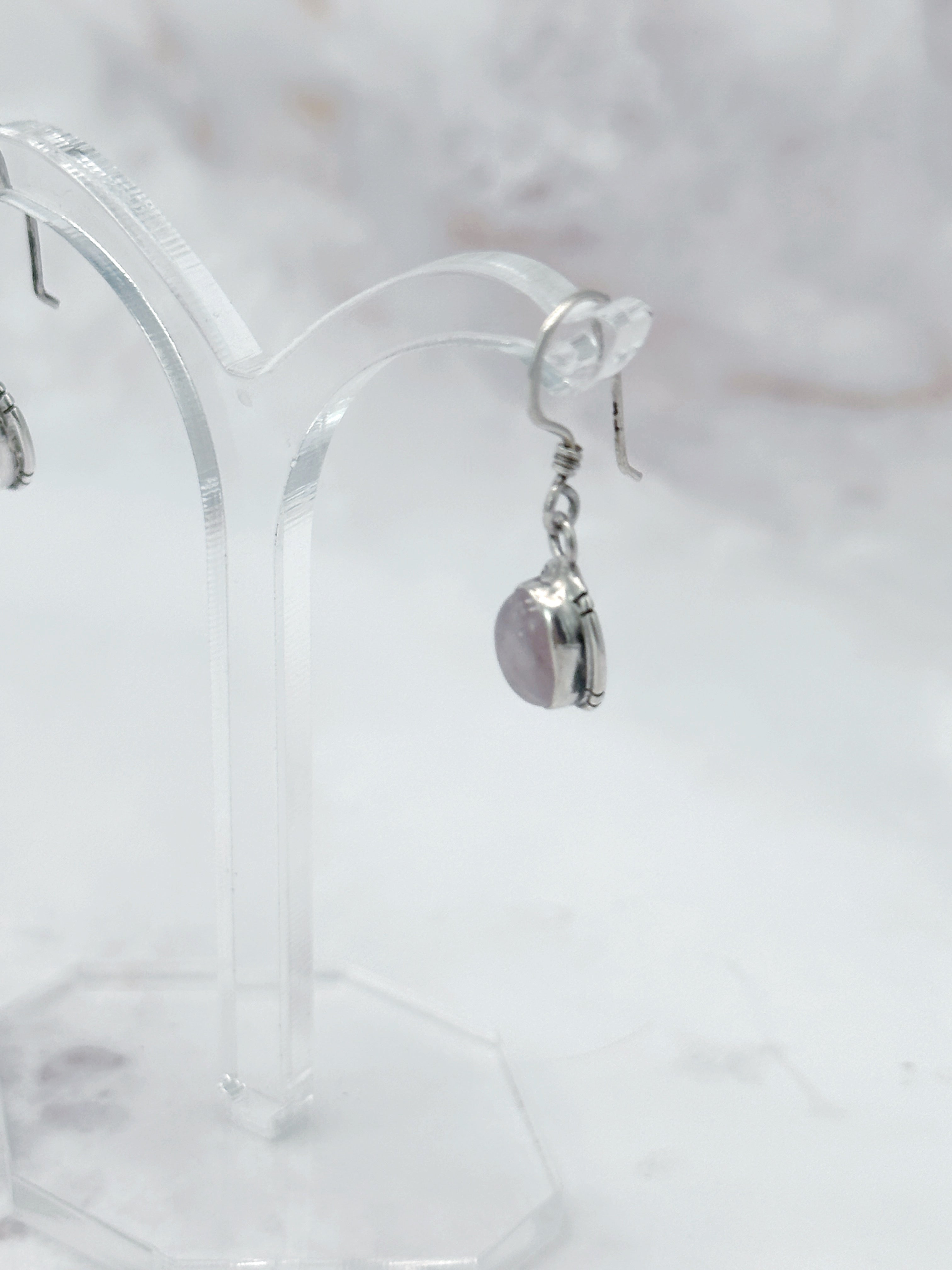 Feine Ohrgehänge aus 925 Silber mit Rosenquarz-Cabochon