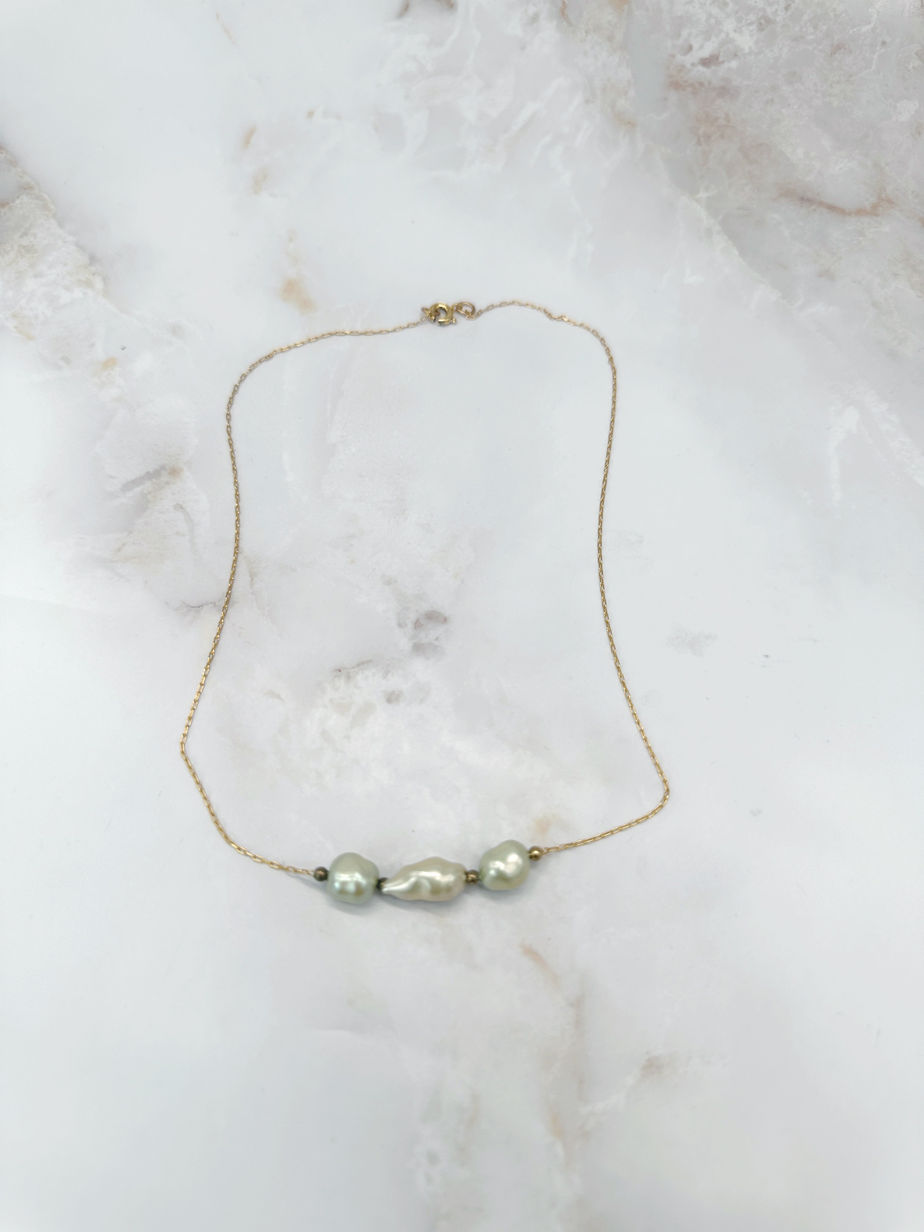 Elegante Vintage Halskette mit drei Barock-Kunstperlen