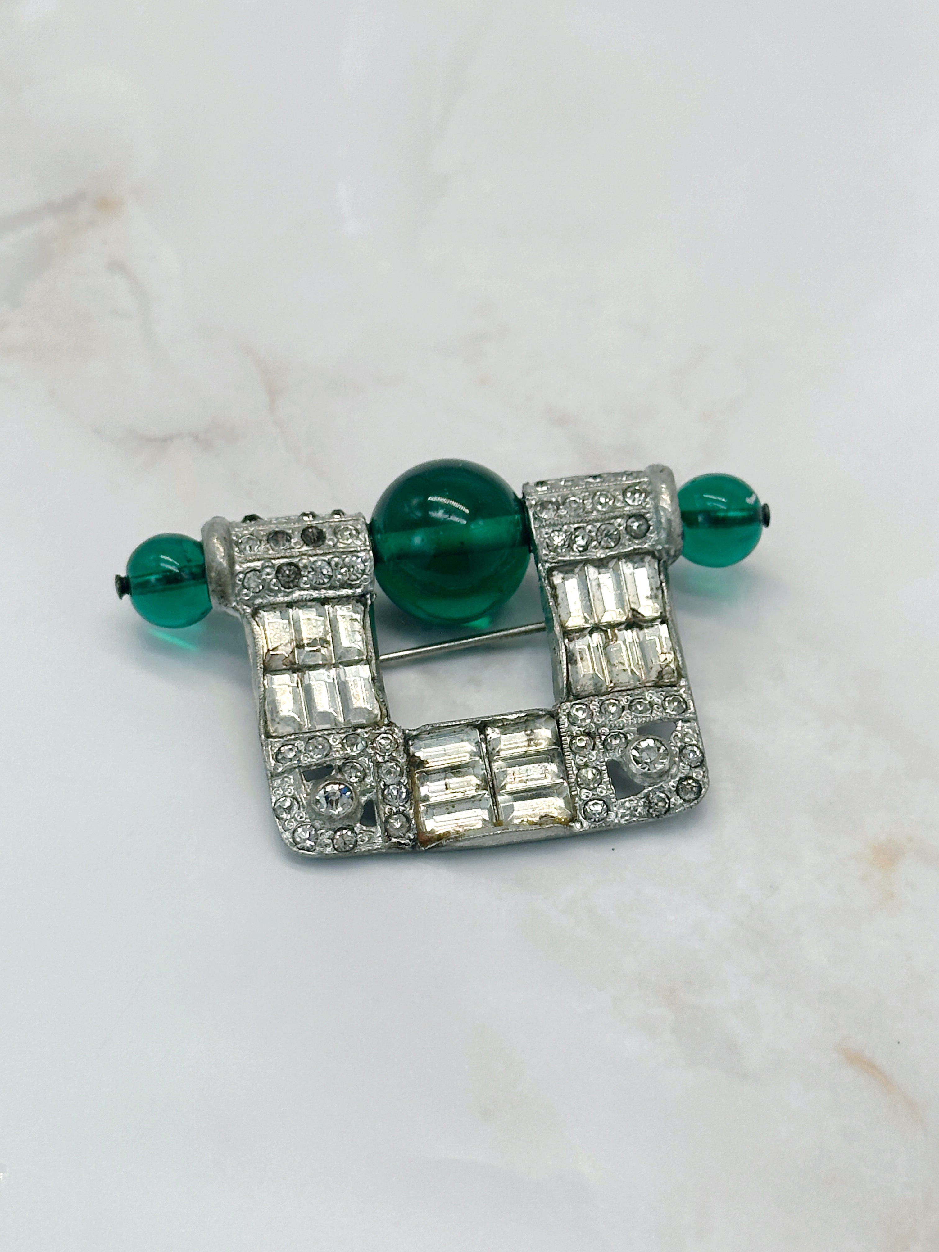 Geometrische Art Déco Brosche mit grünen Akzenten