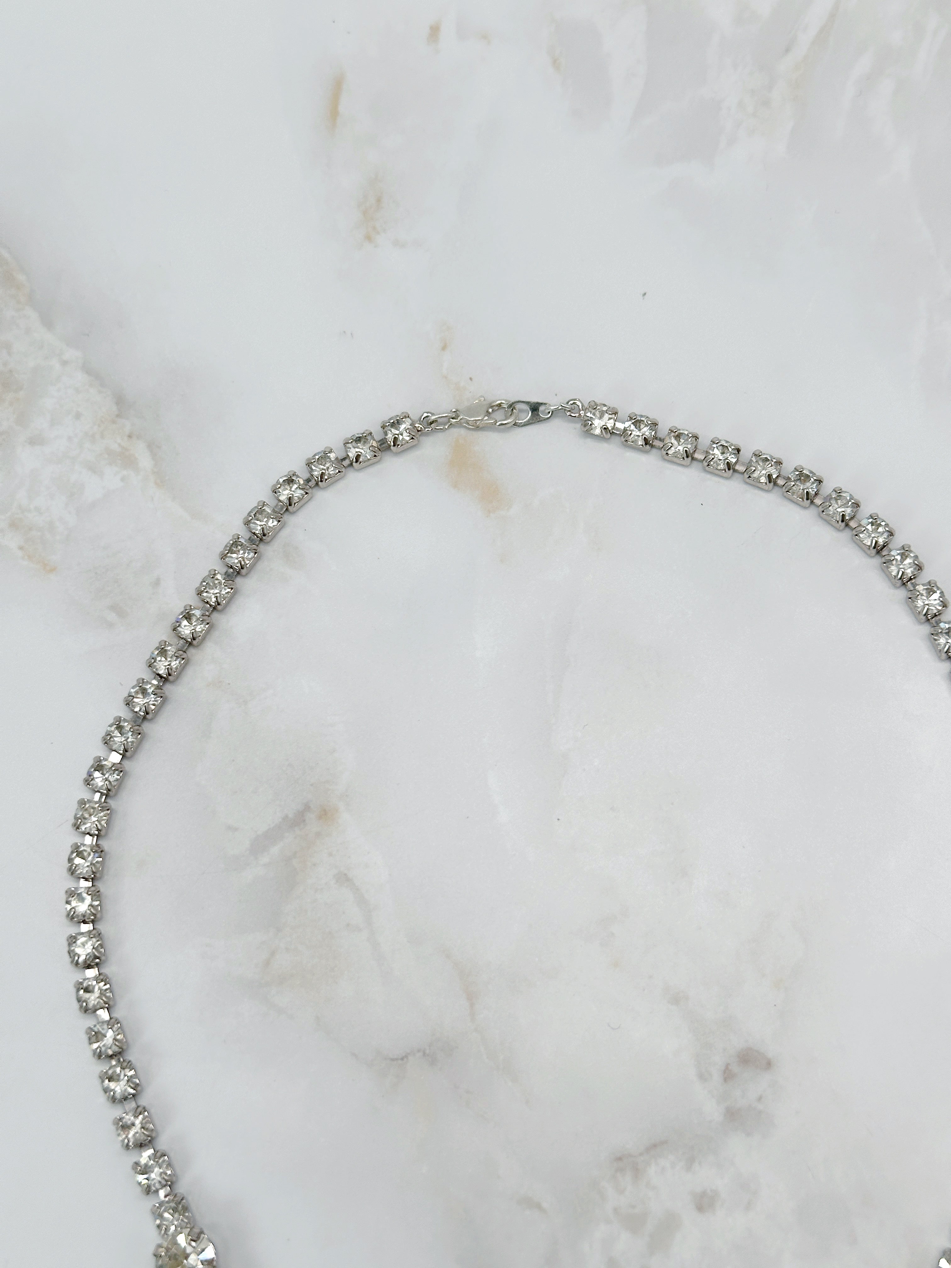 Besonderes Strass Collier mit ovalen und tropfenförmigen Steinen