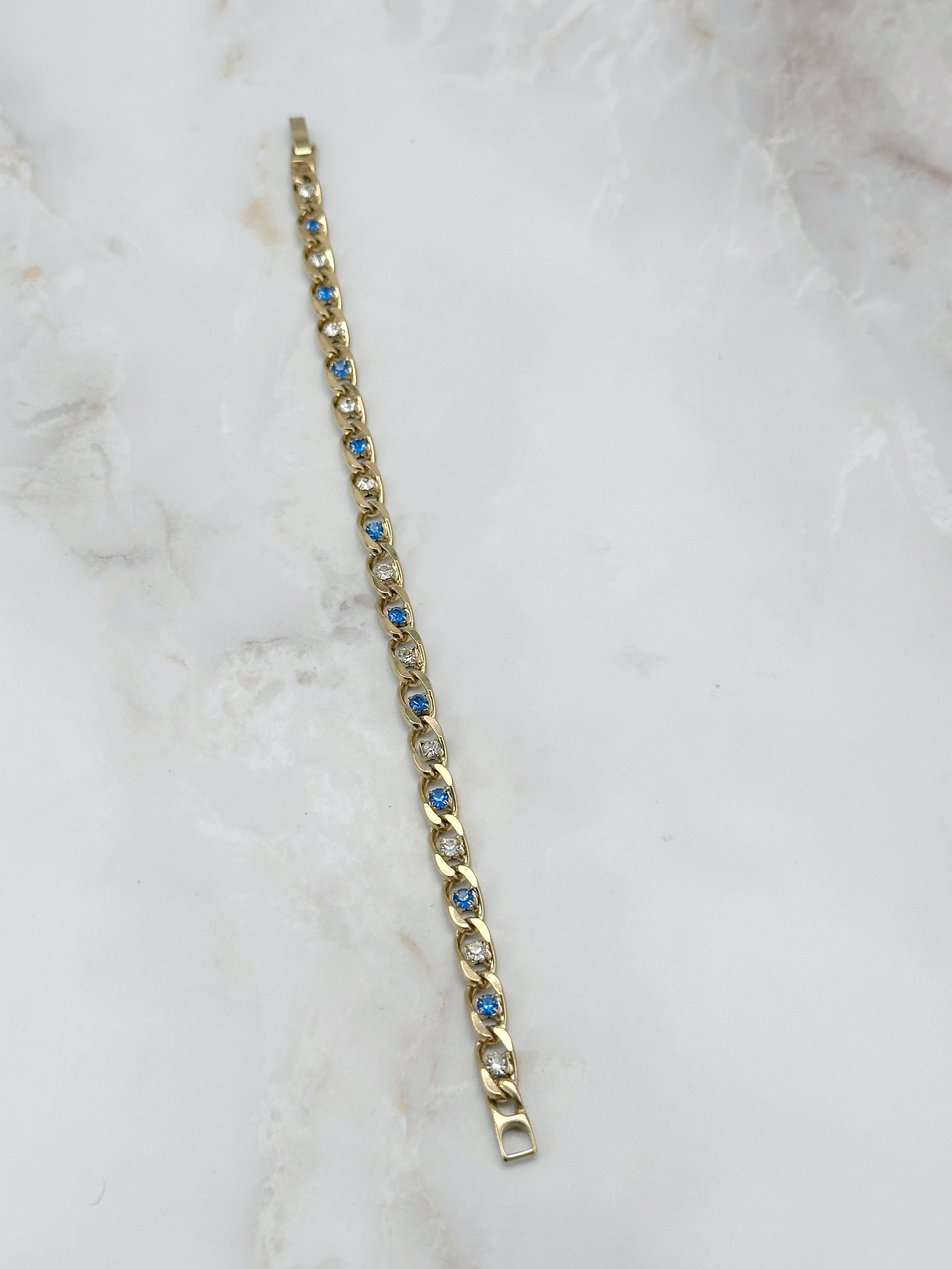 Feines vergoldetes Gliederarmband mit blauem und klarem Strass