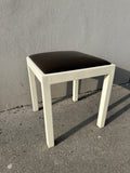 Weißer Holz-Hocker quadratisch mit dunkelbraunem Lederpolster