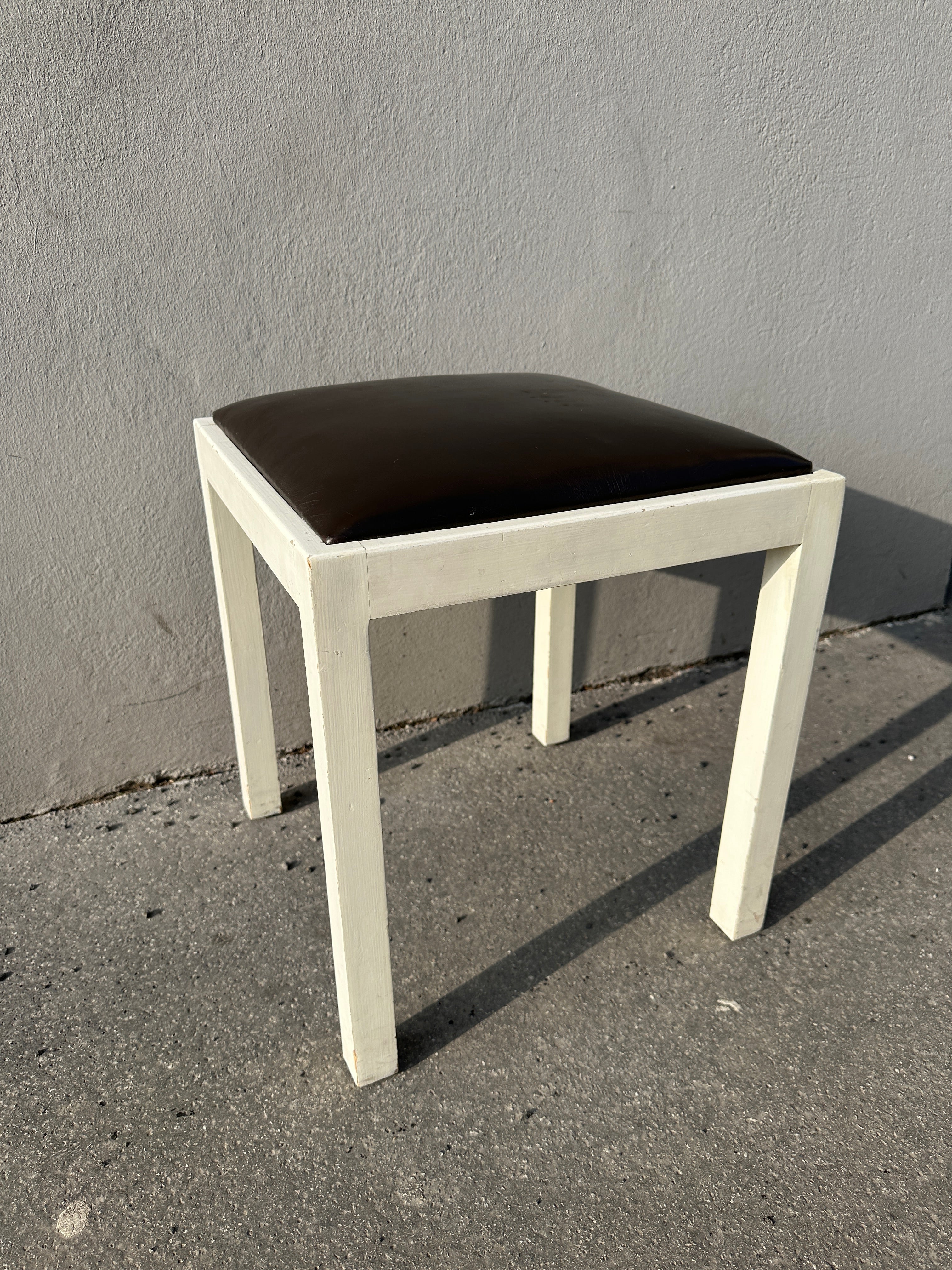 Weißer Holz-Hocker quadratisch mit dunkelbraunem Lederpolster