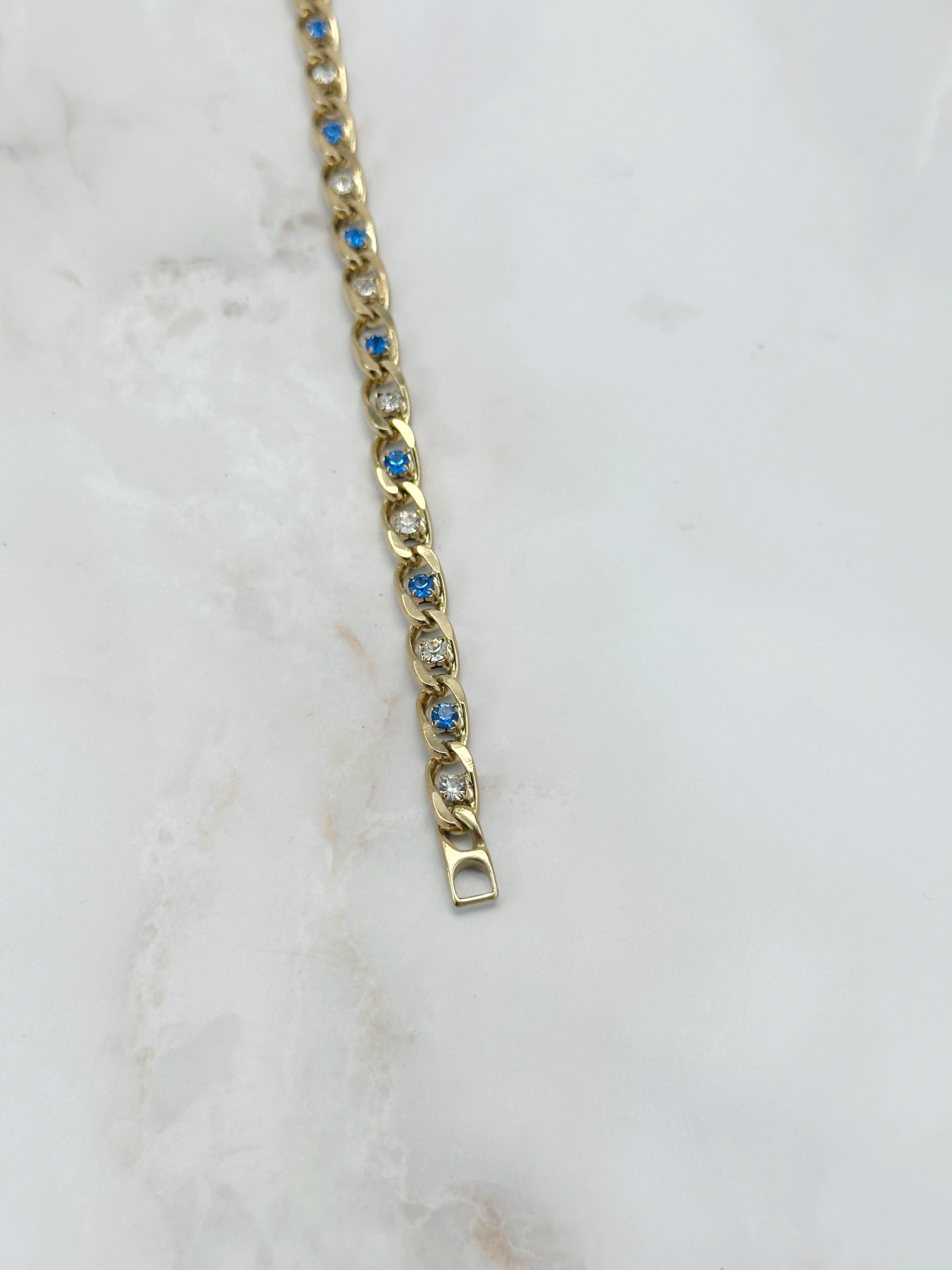 Feines vergoldetes Gliederarmband mit blauem und klarem Strass