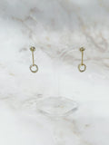 Vintage Ohrstecker mit feiner Kette und dreifarbigen Ringen