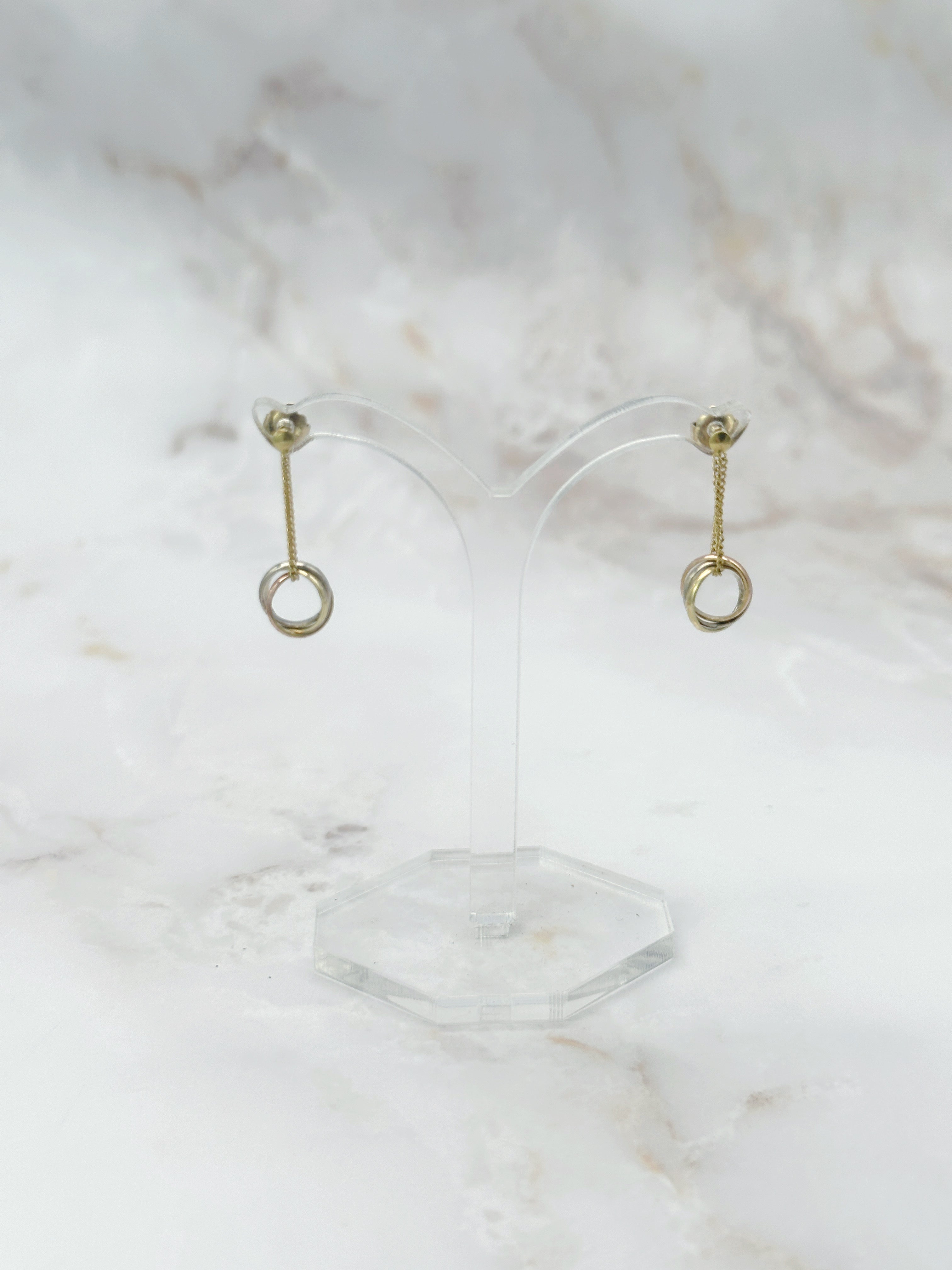 Vintage Ohrstecker mit feiner Kette und dreifarbigen Ringen