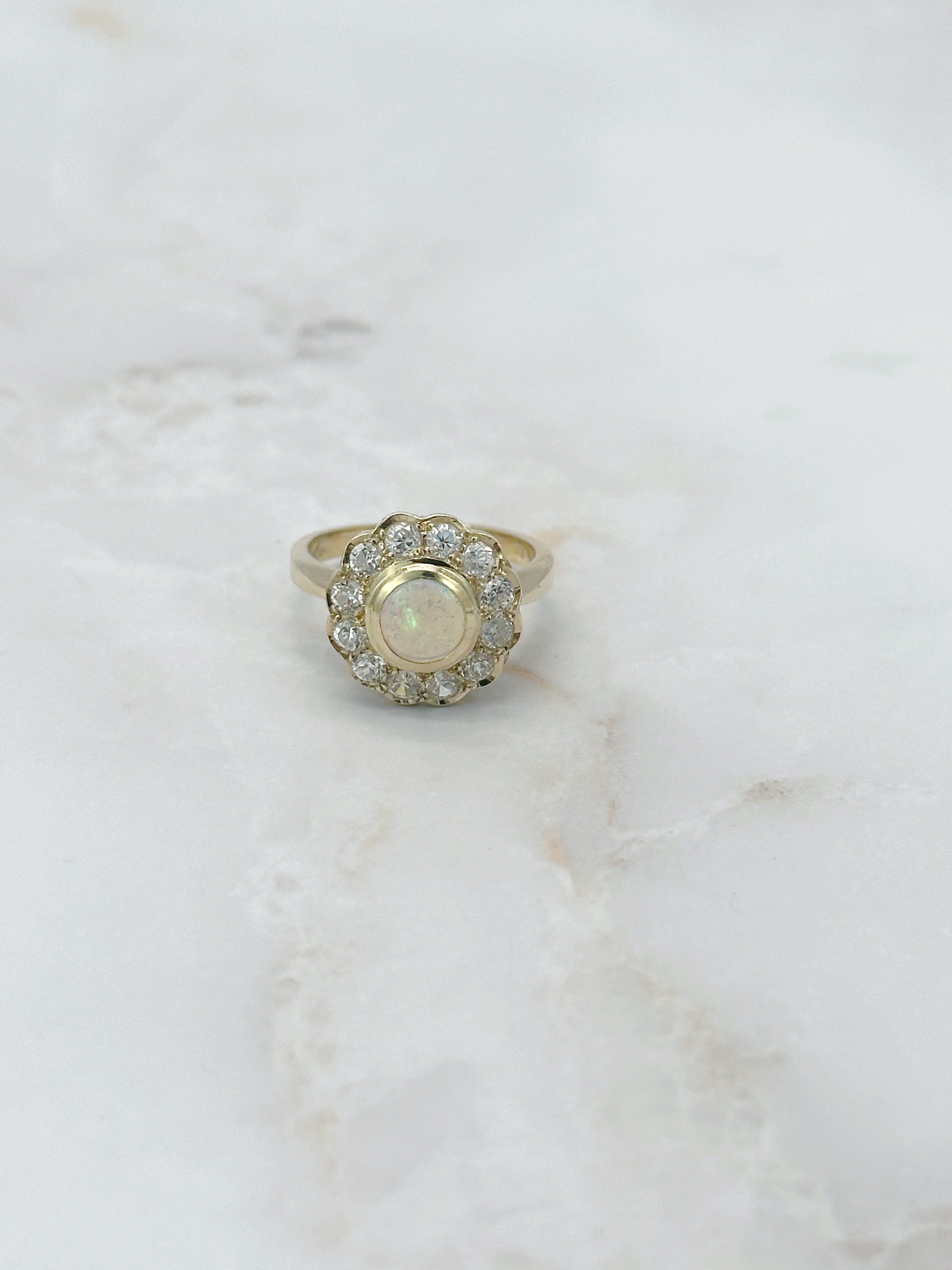 Goldring mit synthetischem Opal und Zirkonia in 585 Gelbgold