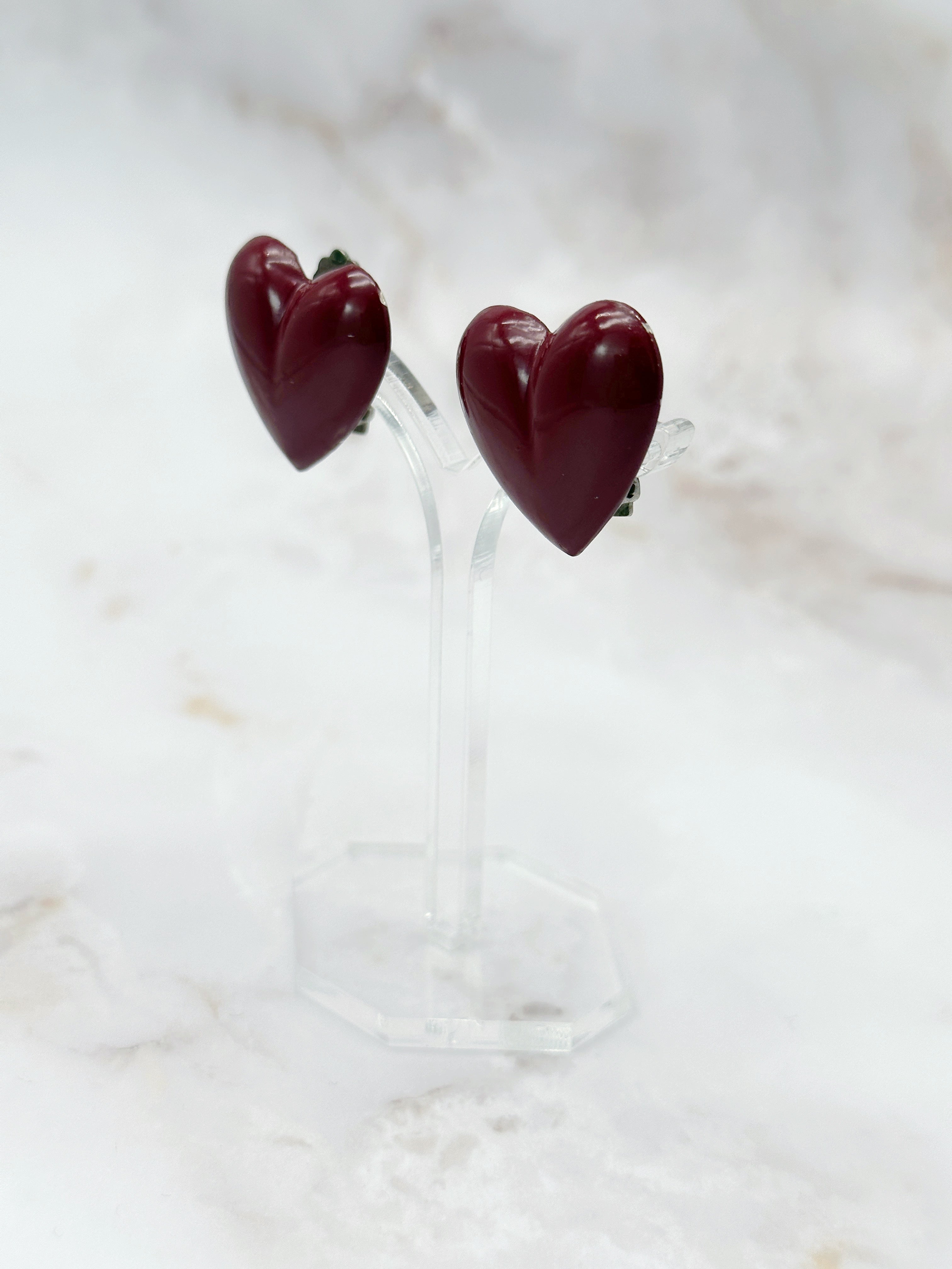 Vintage Ohrclips in Herzform in Burgunderrot