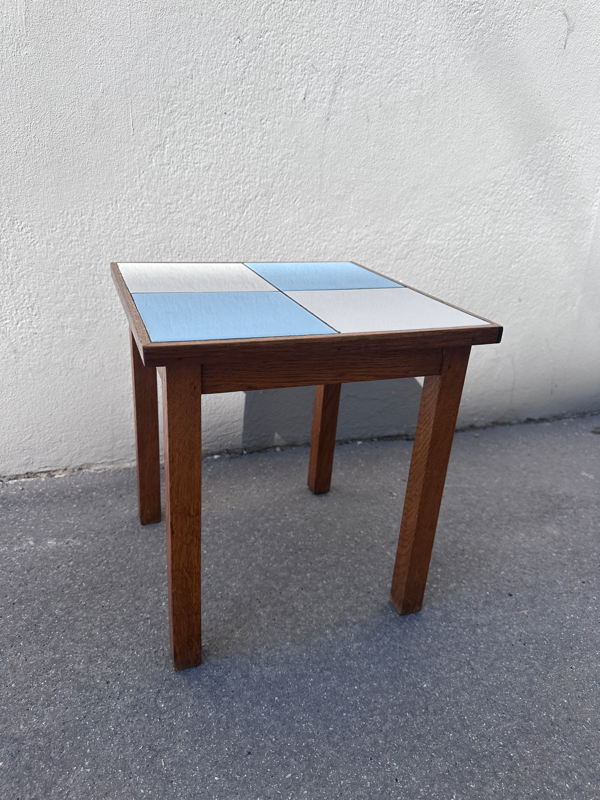 Vintage Fliesentisch / Blumenhocker in Blau und Weiß um 1950/60