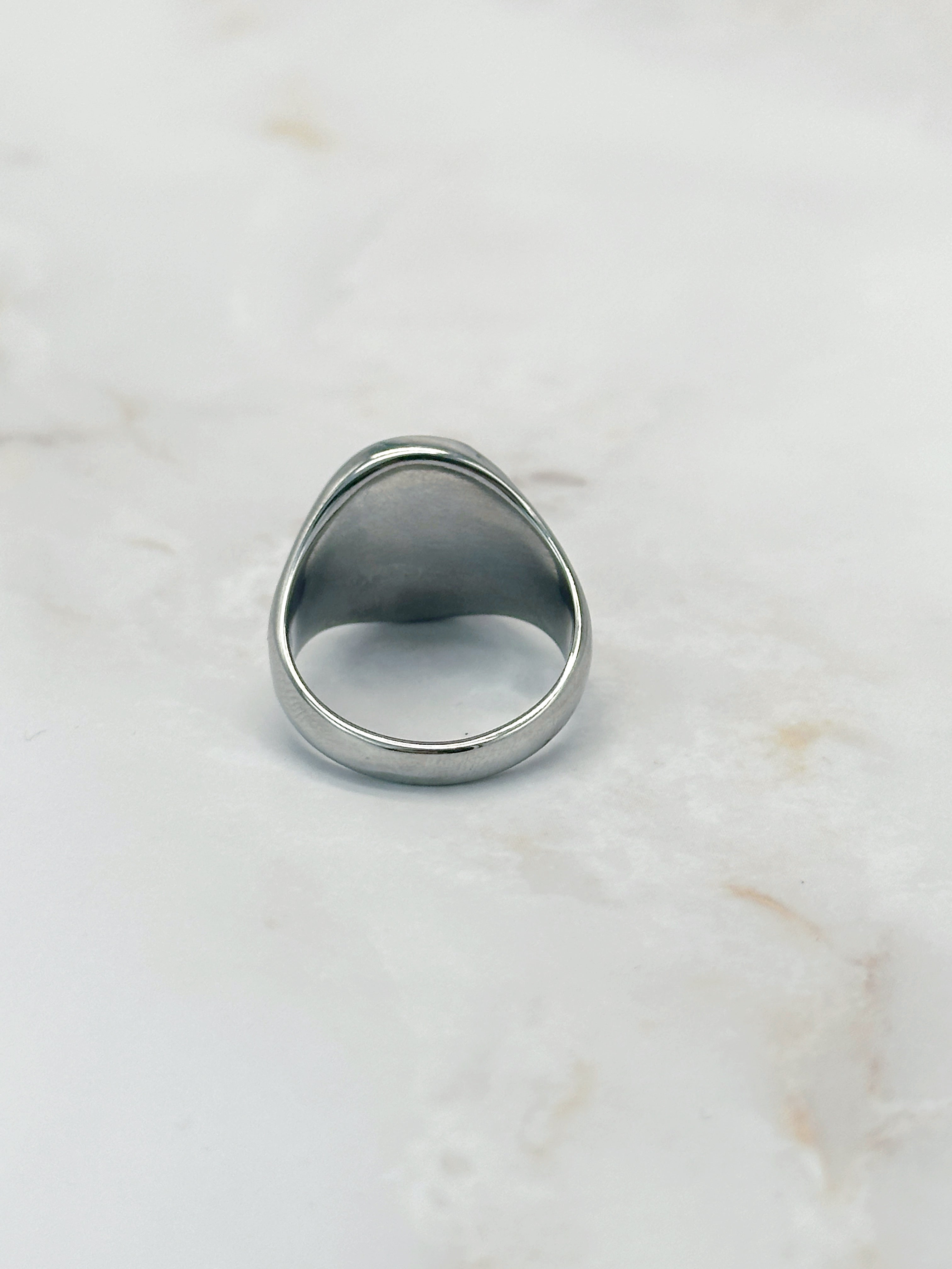 Moderner Siegelring aus Edelstahl mit rotem Glasstein