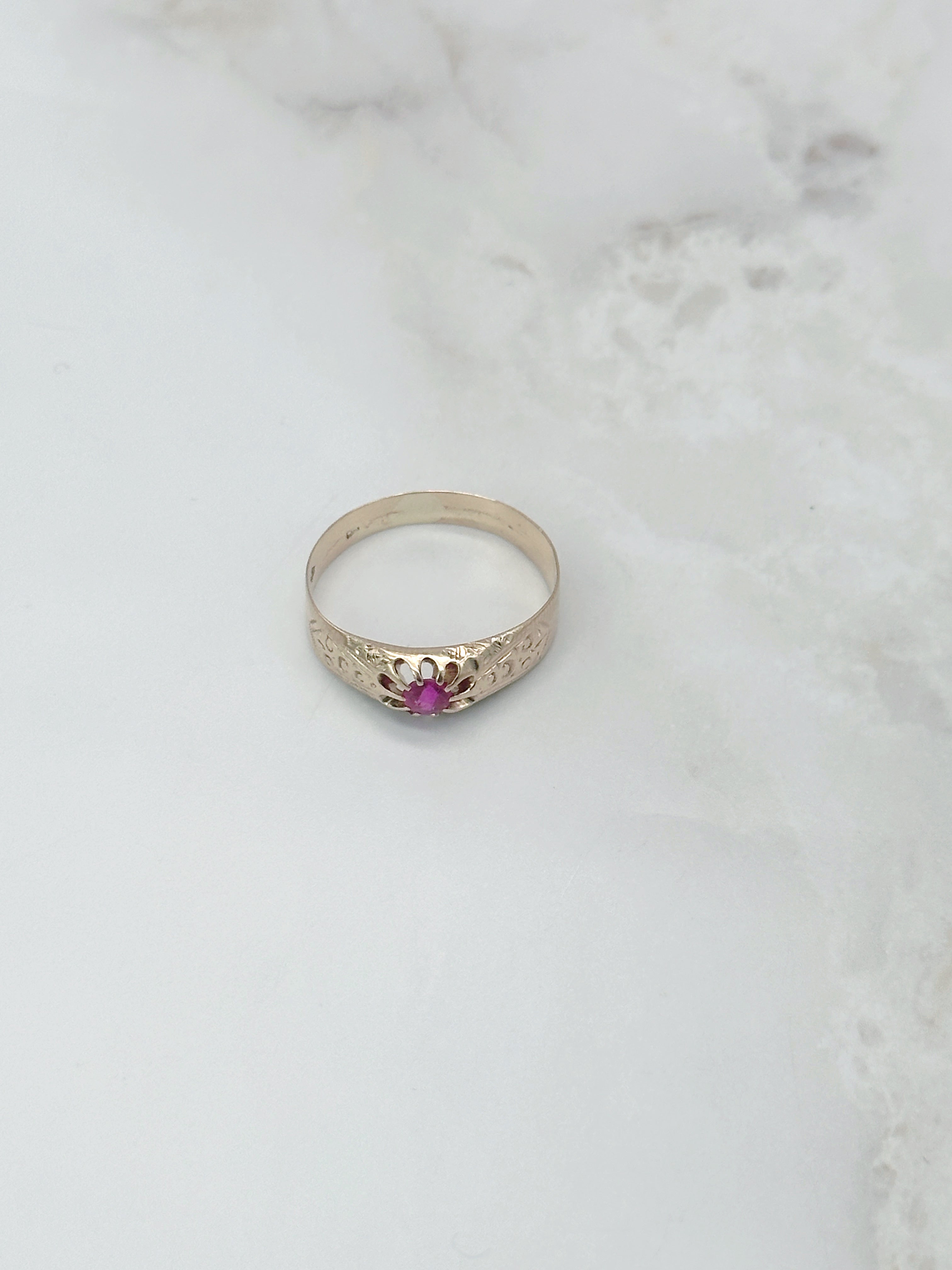 Antiker Bandring in 585 Gelbgold mit synthetischem Saphir