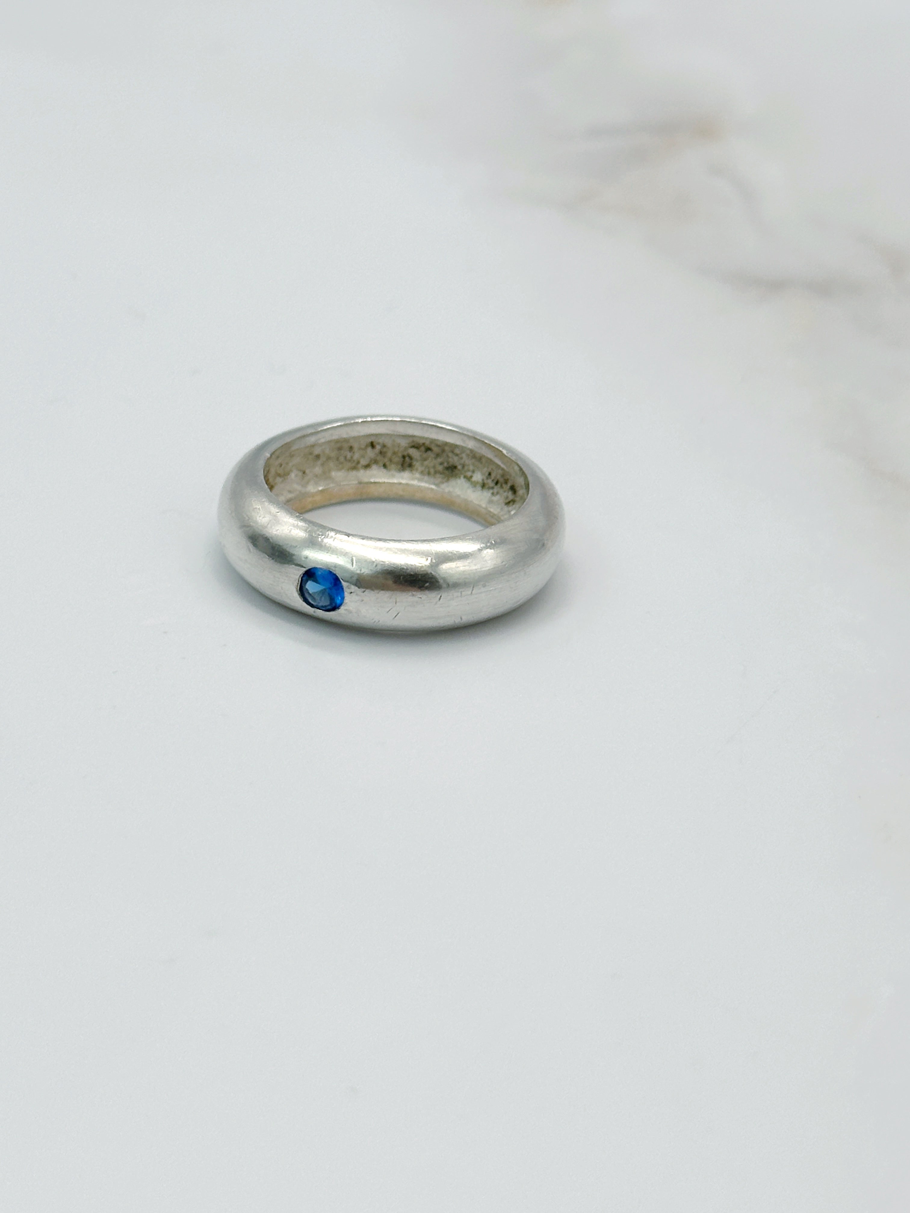 Eleganter Vintage Ring mit blauem Glasstein