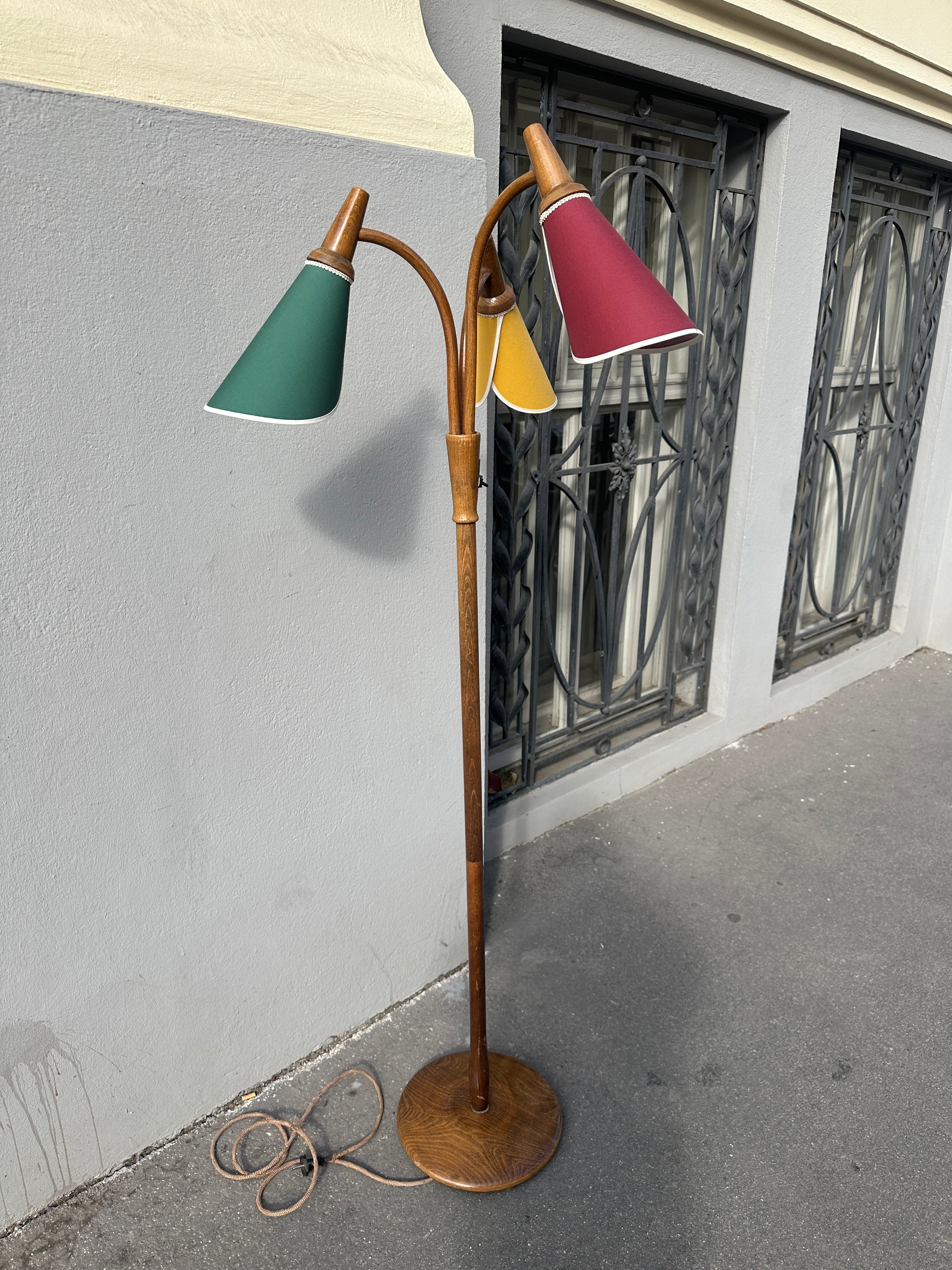 Vintage Tütenlampe aus Holz mit farbigen Schirmen