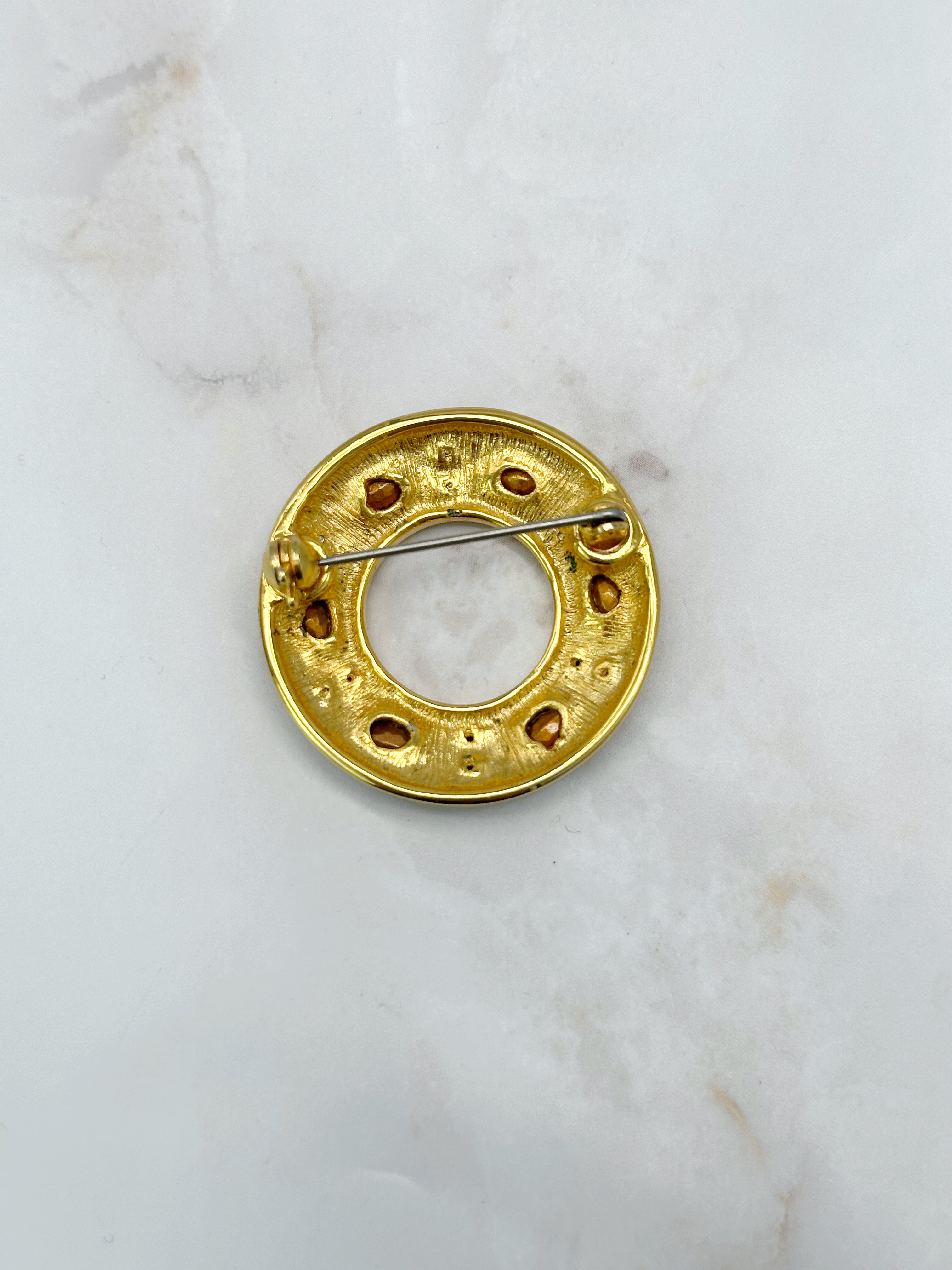 Runde vergoldete Vintage Brosche mit bunten ovalen Glaskristallen