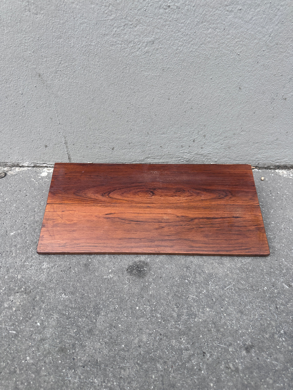Kleines Mid-Century-Wandregal aus Holz mit Chrommontierung um 1950/60