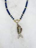 Lapislazuli Halskette mit vergoldeten Elementen und Fisch-Anhänger