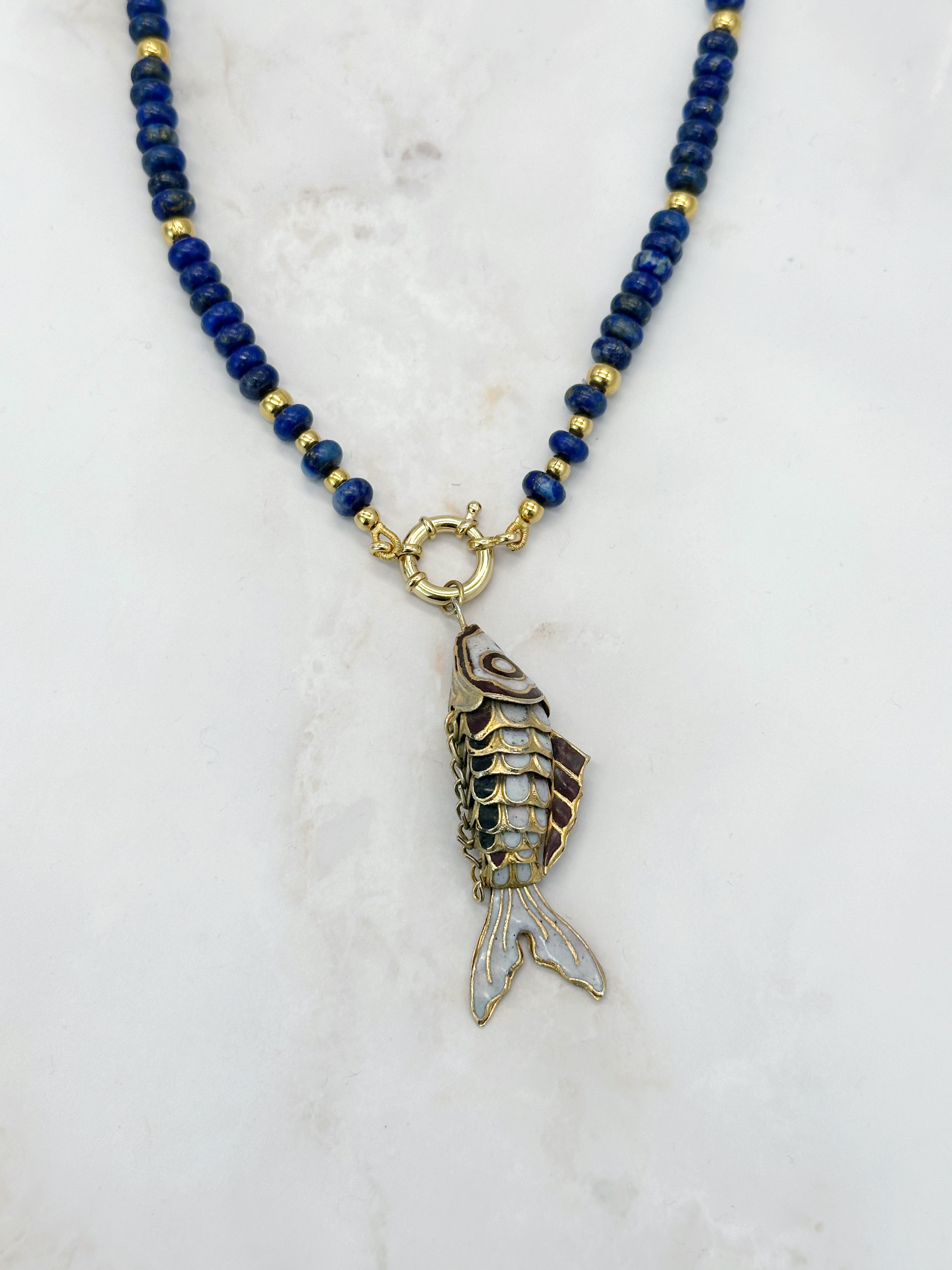 Lapislazuli Halskette mit vergoldeten Elementen und Fisch-Anhänger