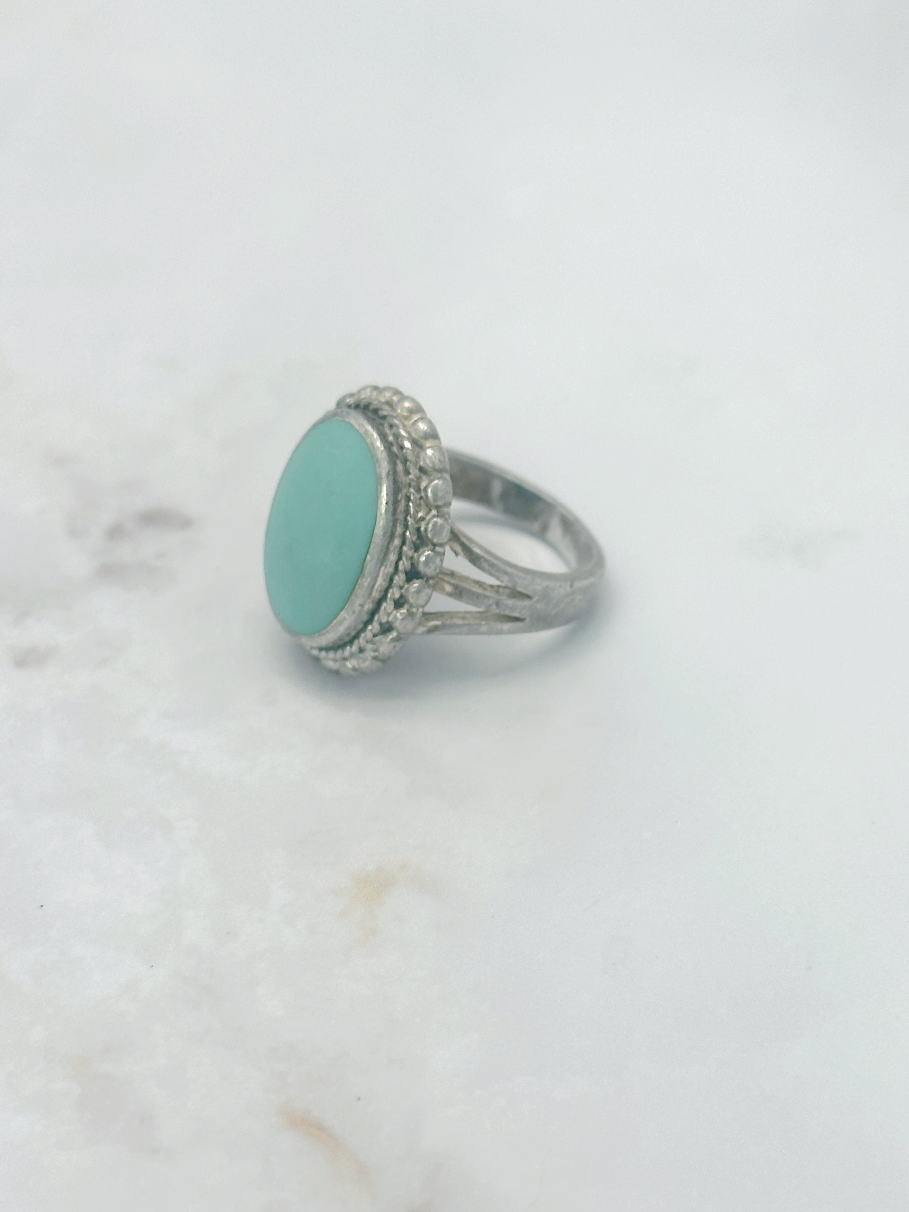 Ring aus 925 Sterling Silber mit leuchtendem Glaselement in Türkis