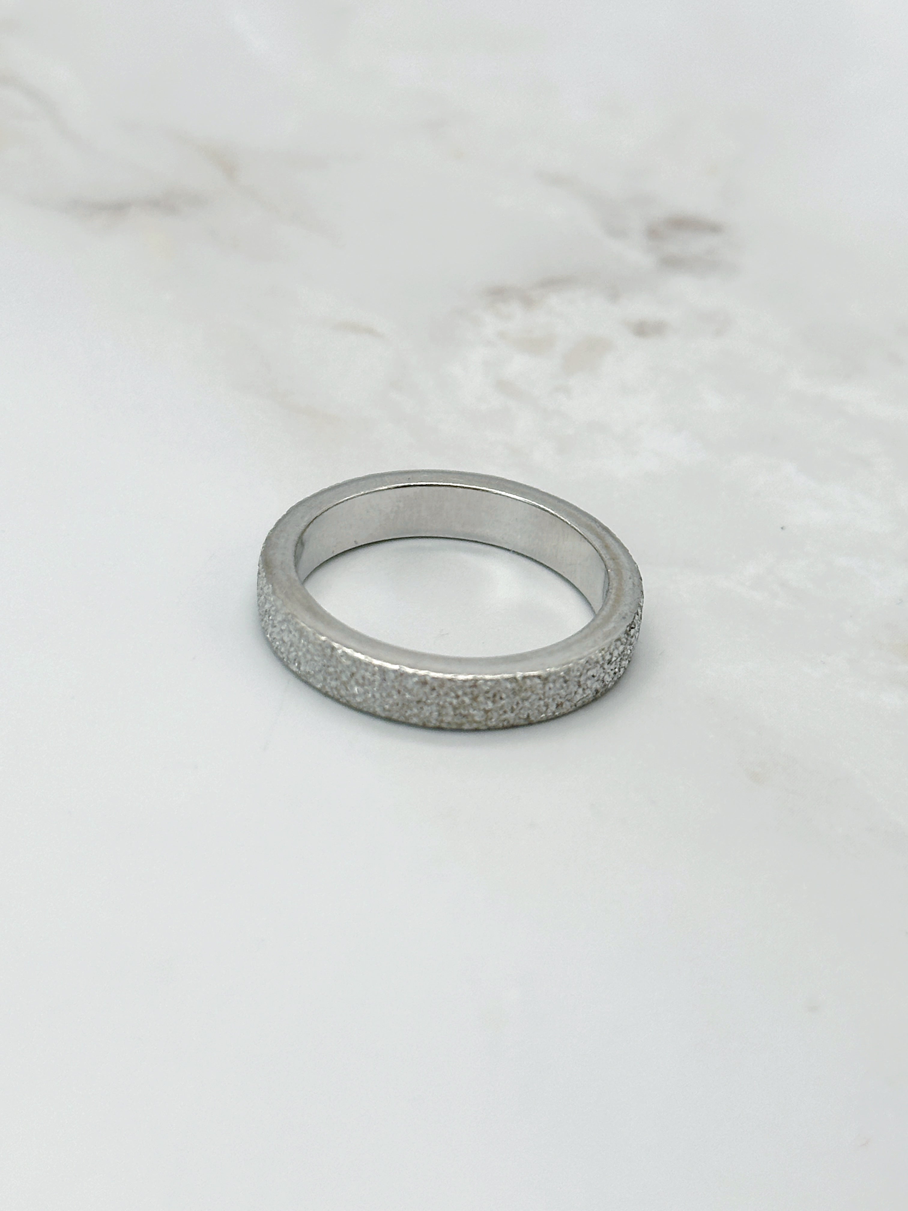Ring Silber Strukturierte Oberfläche Polierte Seiten