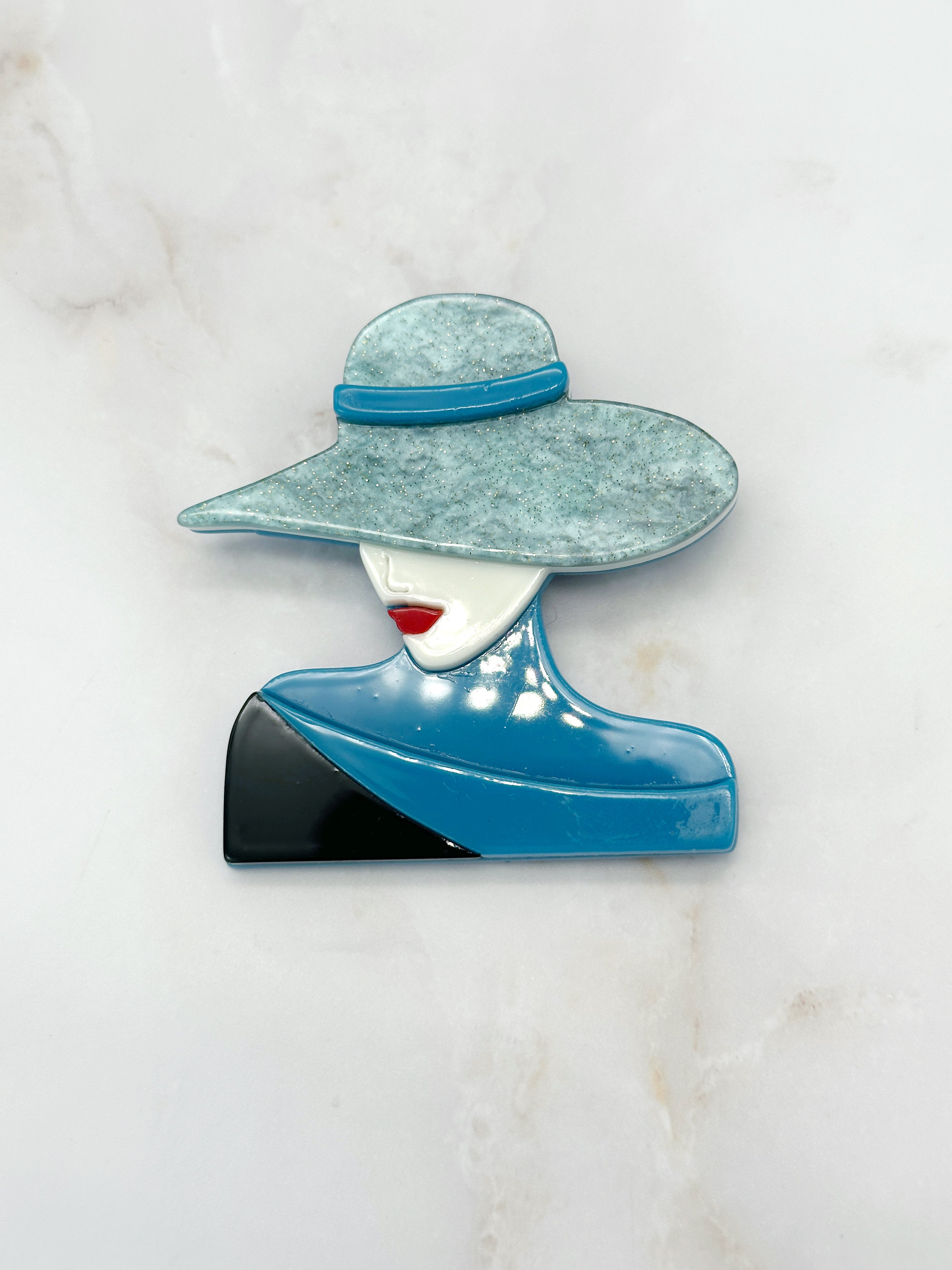 Art Deco Brosche Frau mit Hut Acryl & Glitzer