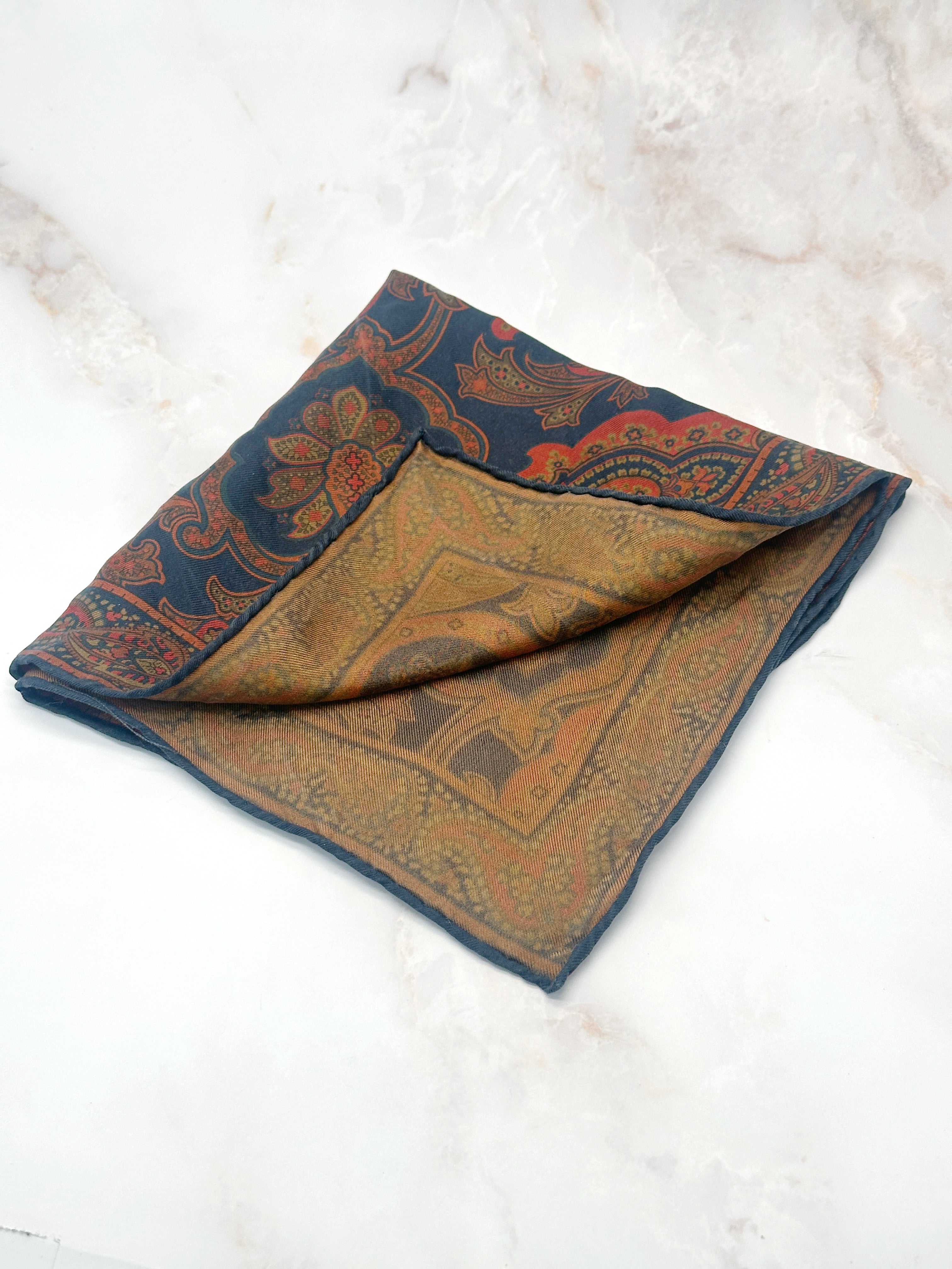 Einstecktuch aus Seide mit Paisley-Muster in warmen Erdtönen